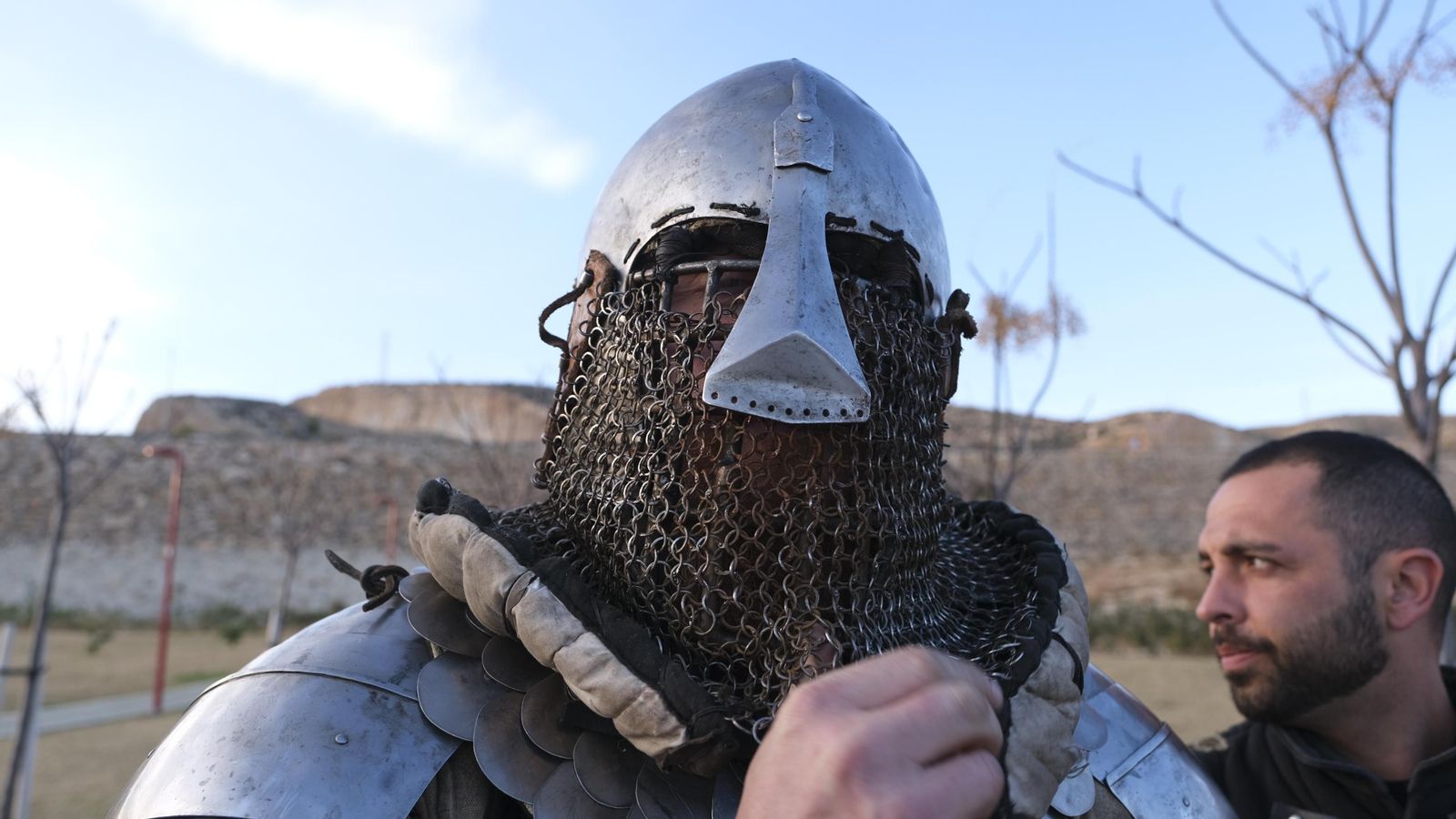 Uno de los combatientes almerienses se amarra el casco y la red de protección.