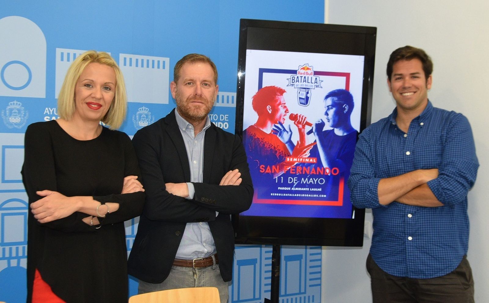 Los ediles Carmen Toledo, Conrado Rodríguez y el responsable de marketing, Luis Luque, en la presentación de las semifinales de la Red Bull Batalla de los Gallos 2019