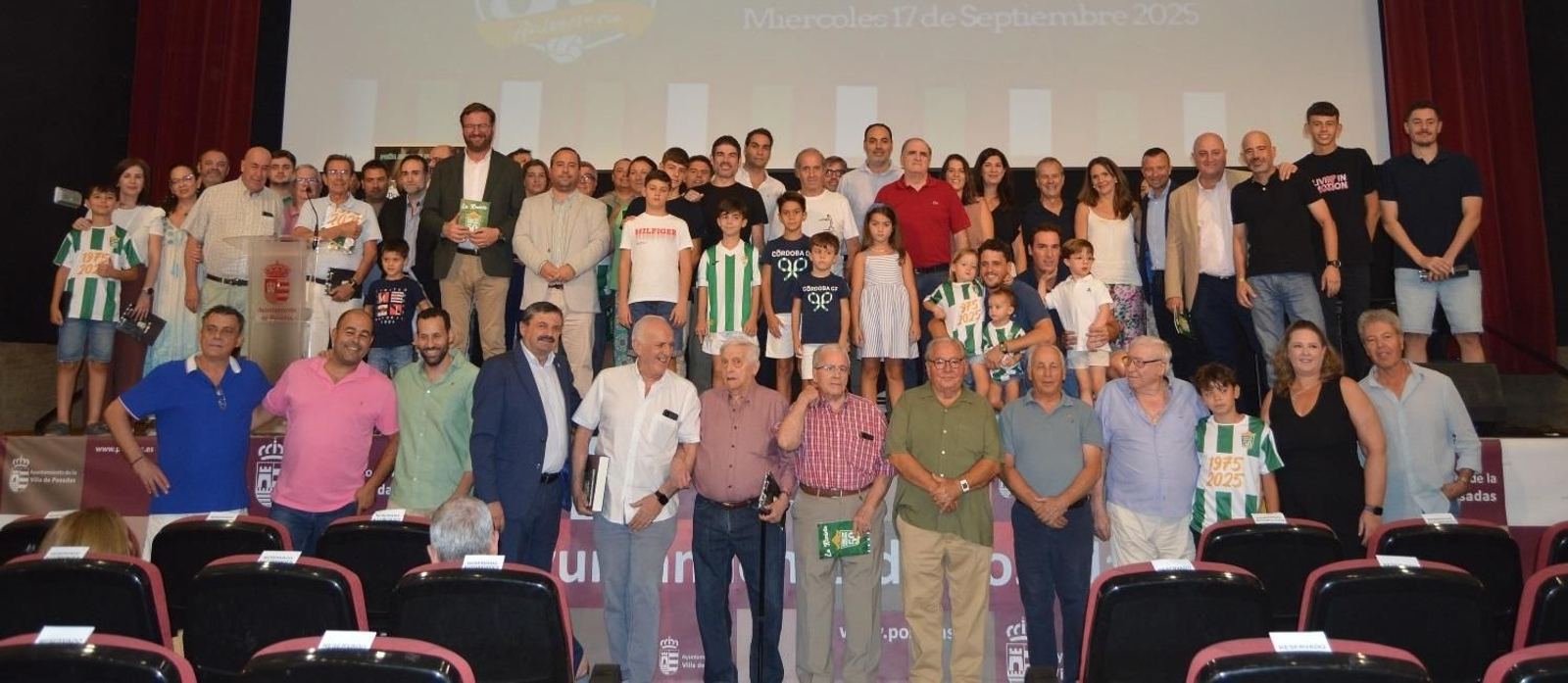 Autoridades y organizadores, durante el acto del 50 aniversario de la Peña de Posadas.