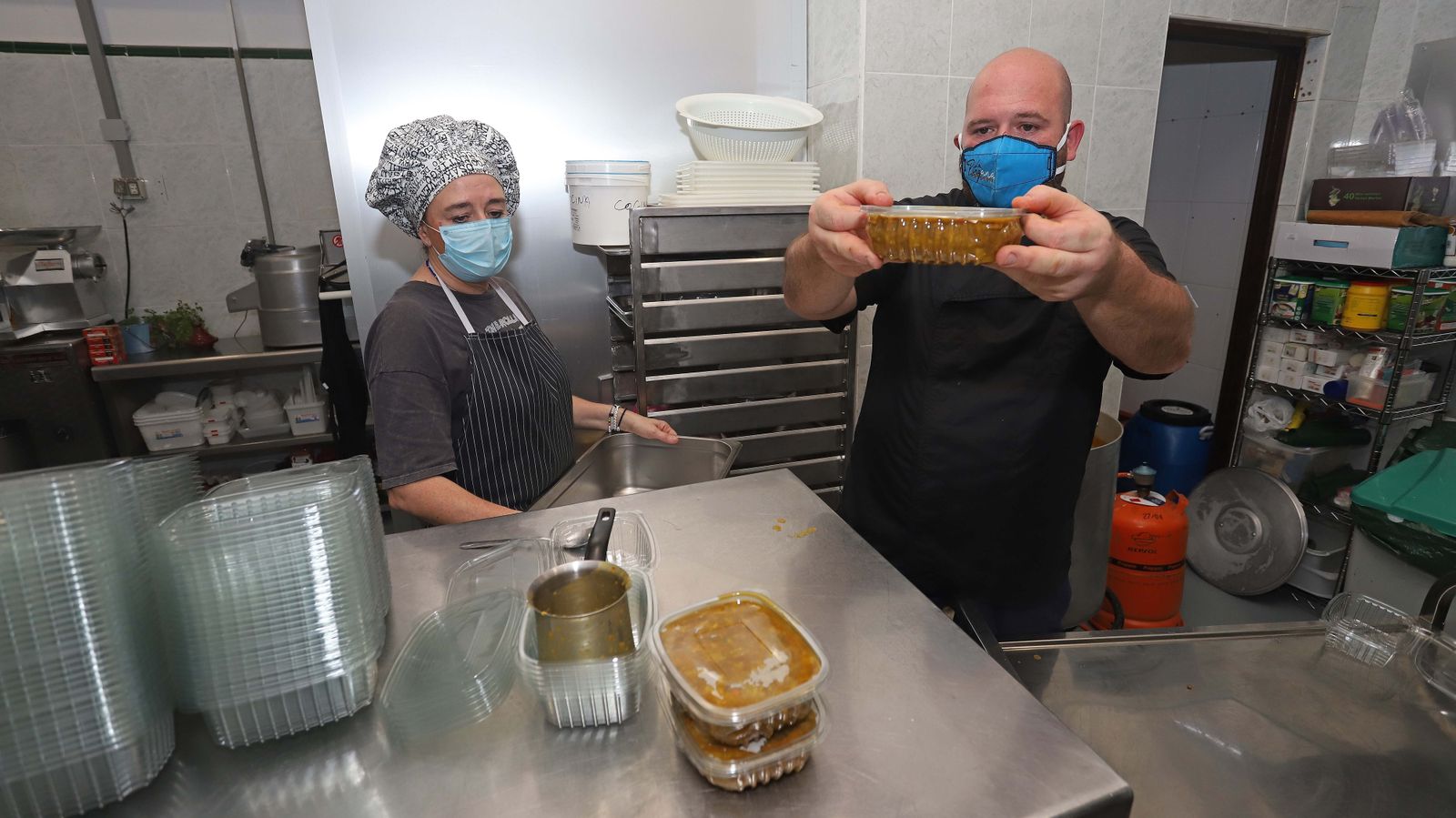 Los fogones que preparan los menús del Comedor del Carmen de Algeciras