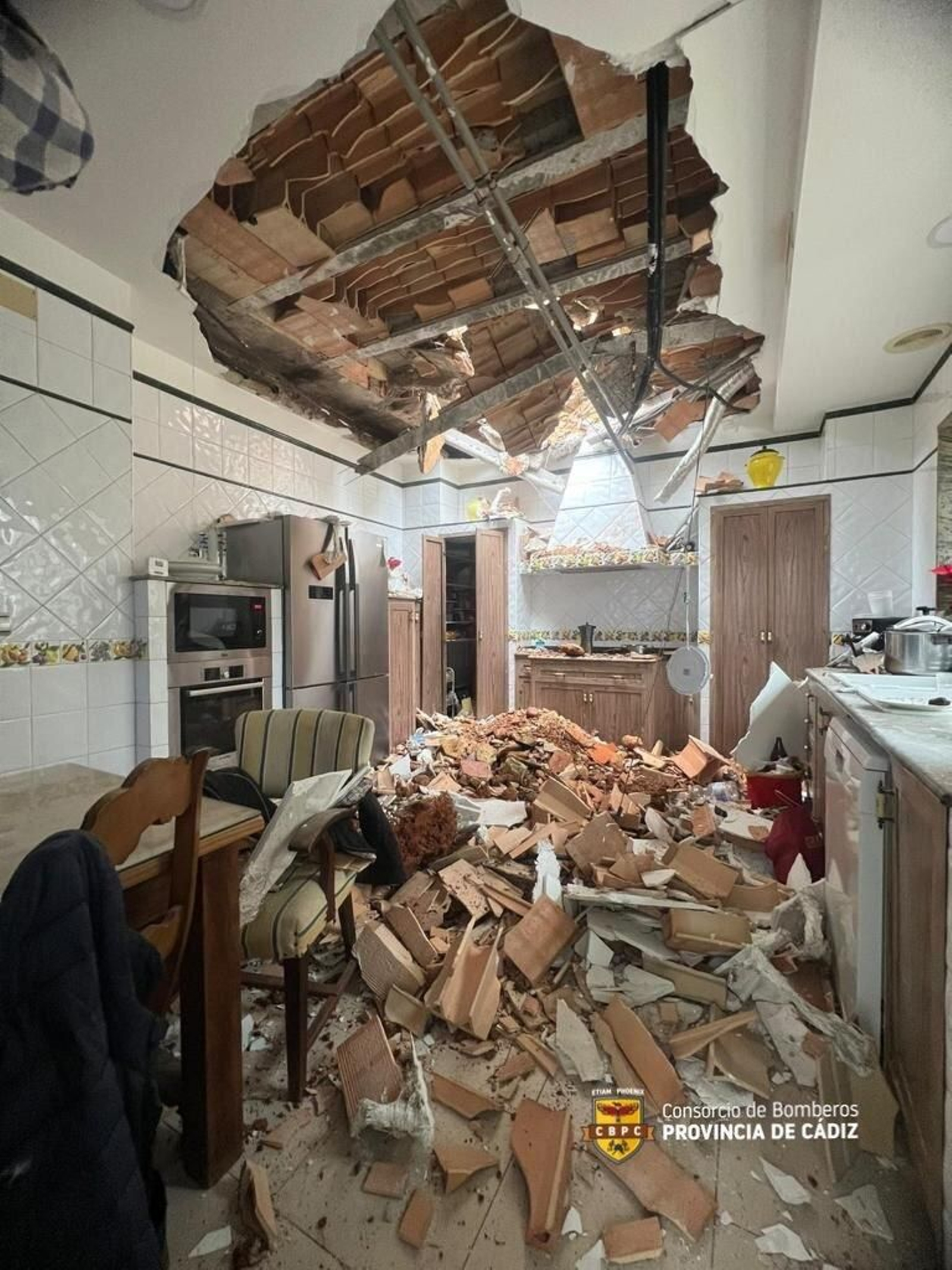 Destrozo provocado por la roca en la vivienda de Arcos.