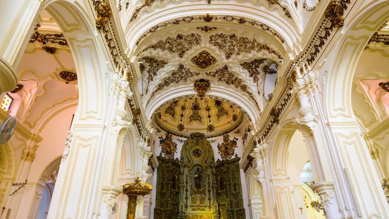 El interior de la Iglesia Santiago Apóstol de Málaga.