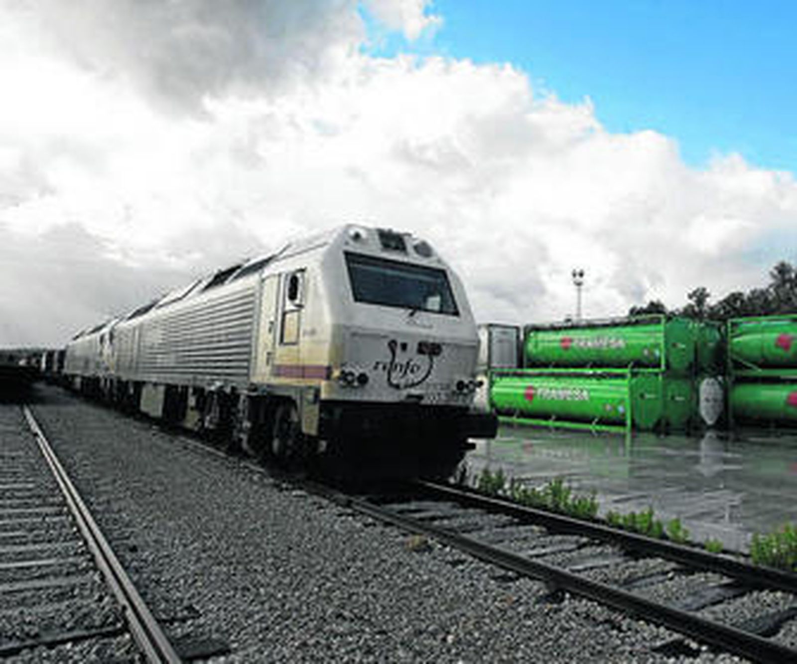 Un tren cruza las vías en la estación de San Roque Mercancías.