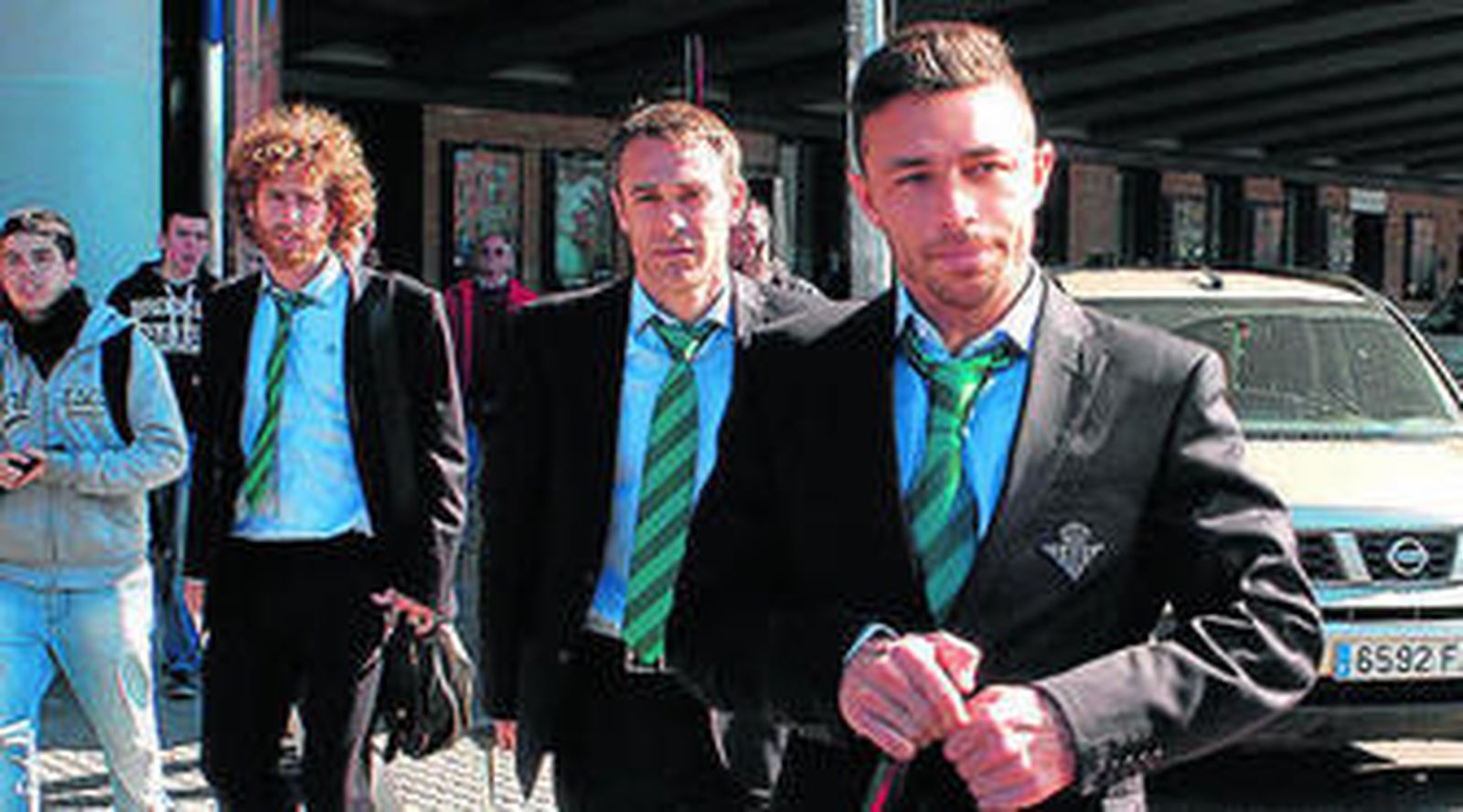 Beñat, con Paulao, Casto y Manu Palancar detrás, a la llegada del Betis a Santa Justa.