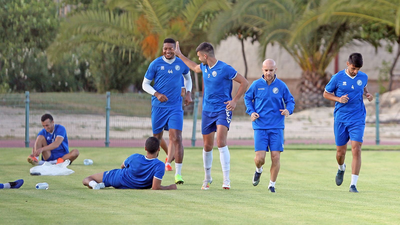 Toboso bromea y saluda a un compañero en un entrenamiento en el Pepe Ravelo.