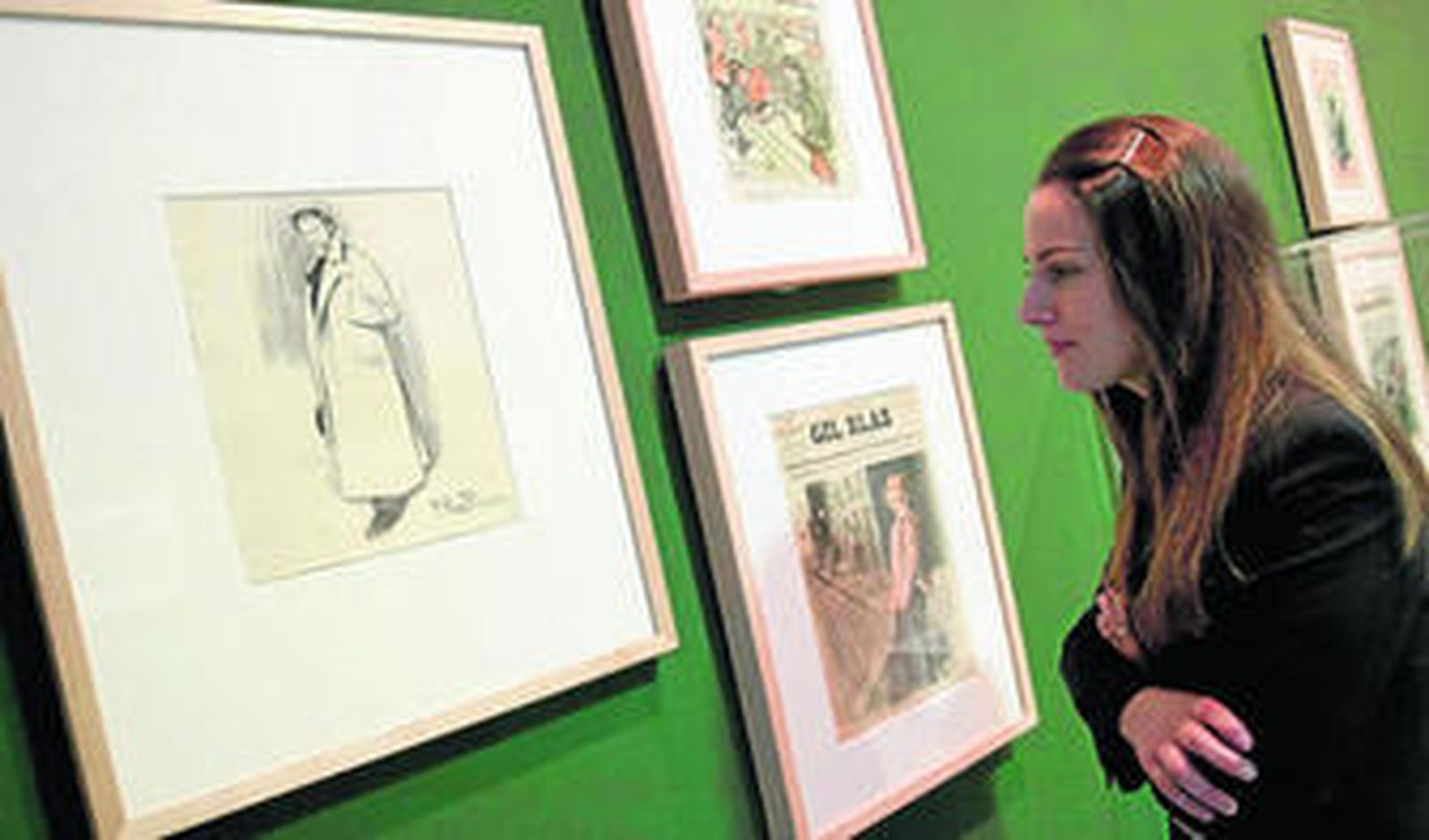 Una joven observa algunas de las obras reunidas en la exposición.