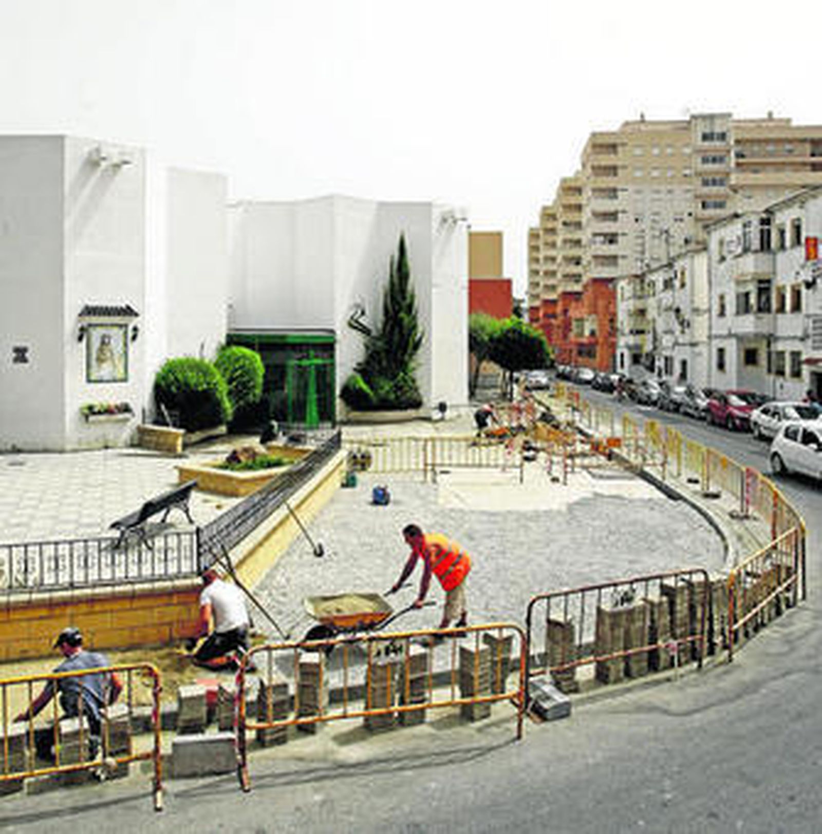 Obreros reparando el acerado de la calle Jacinto Benavente, ayer.