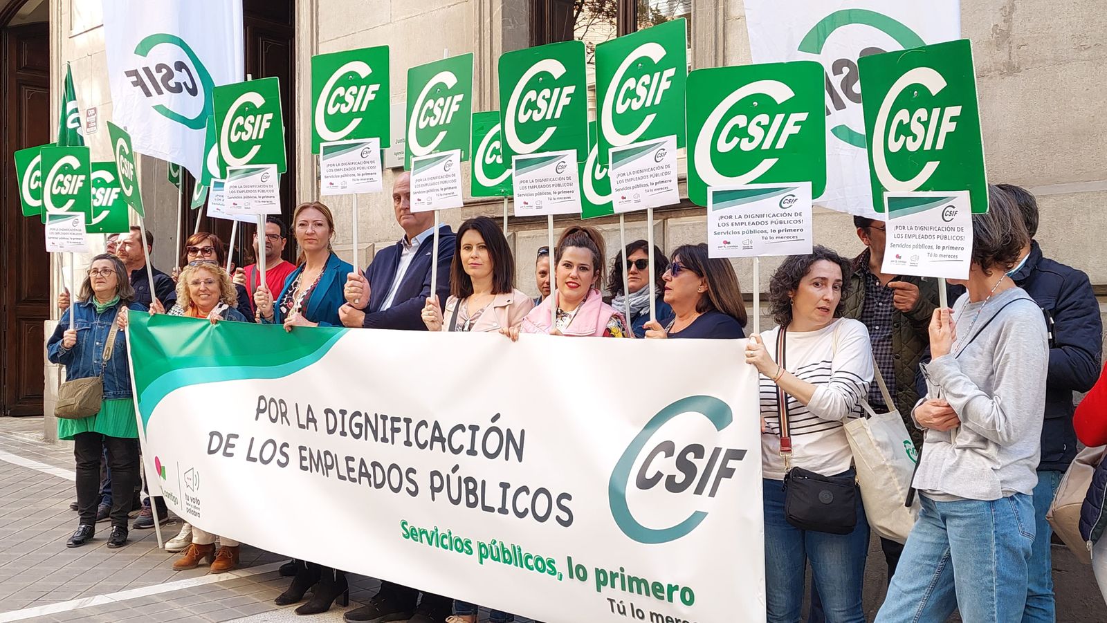 Protesta CSIF Granada ante la sede de Subdelegación.