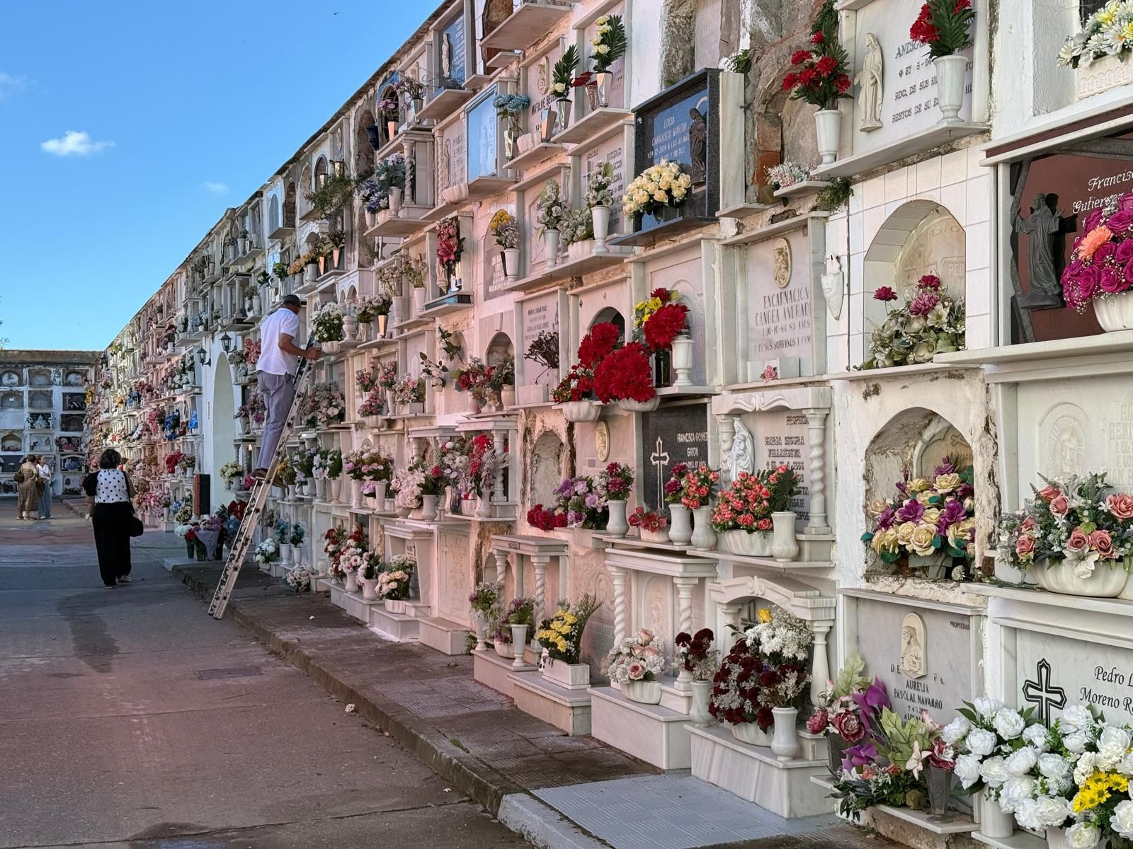 La Línea recuerda a sus difuntos con el tradicional acto en el Cementerio de San José