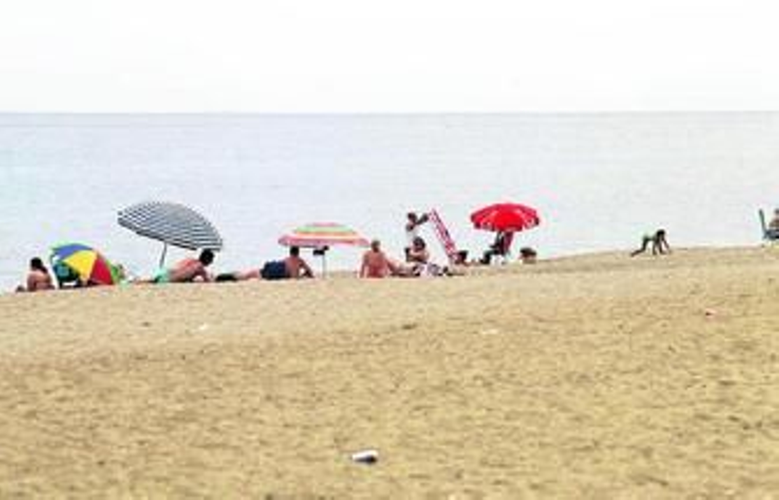 Bañistas, en una playa del litoral de Levante de La Línea.