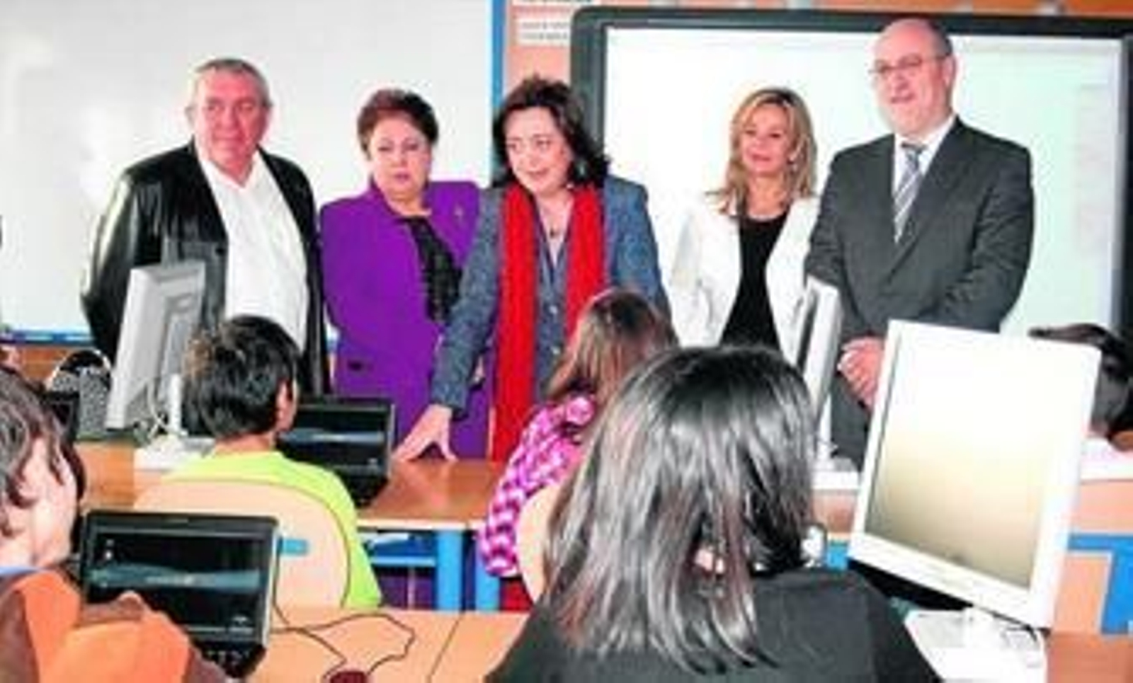 La consejera Mar Moreno, en una de las aulas digitales del colegio Manuel Siurot.