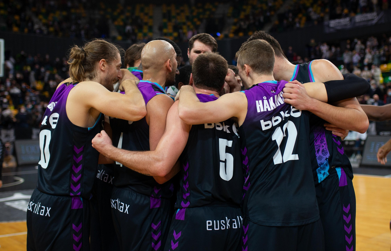 Piña de los jugadores del Surne Bilbao Básket en Miribilla.