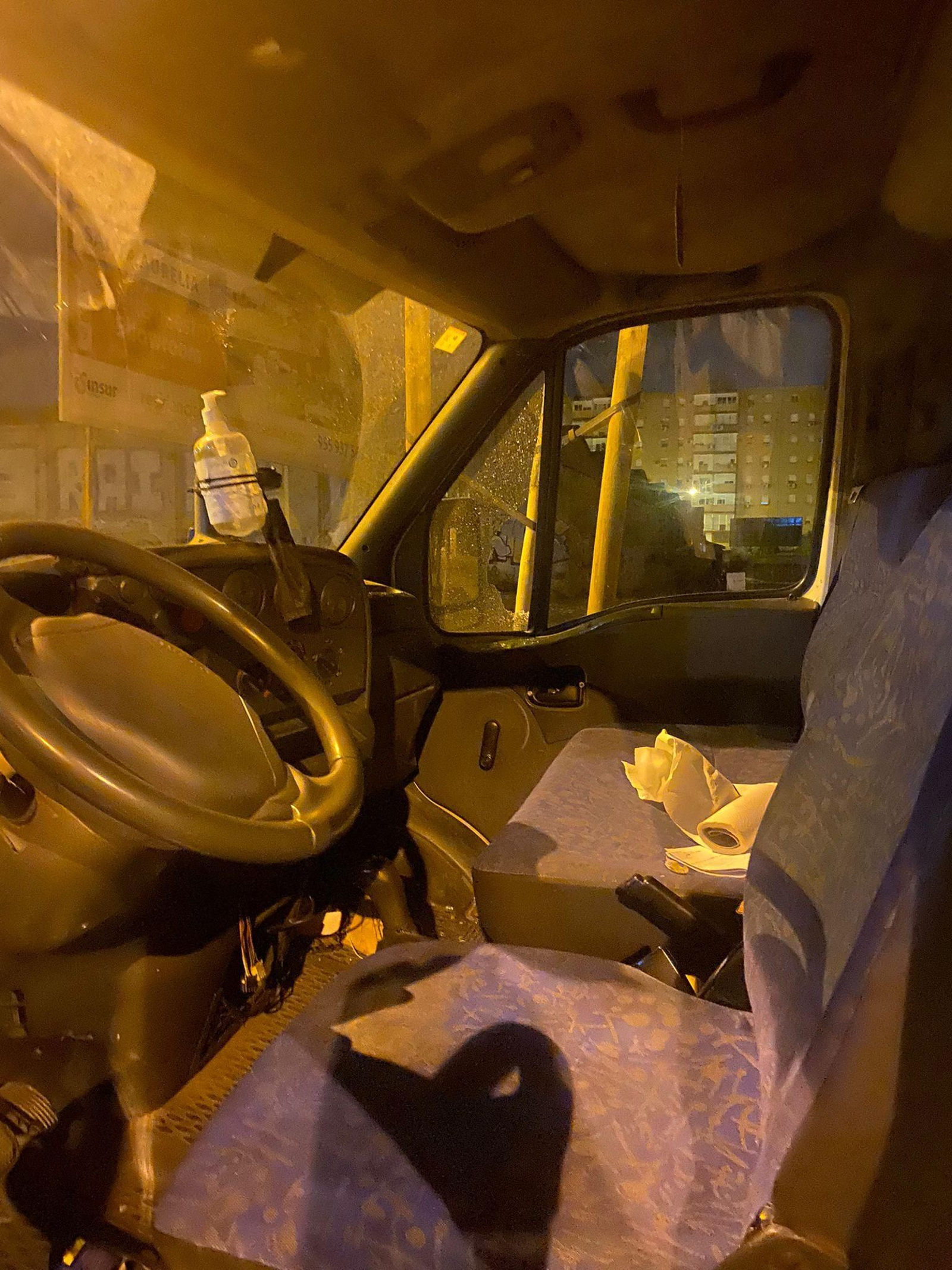 Interior de un vehículo con una ventanilla rota.