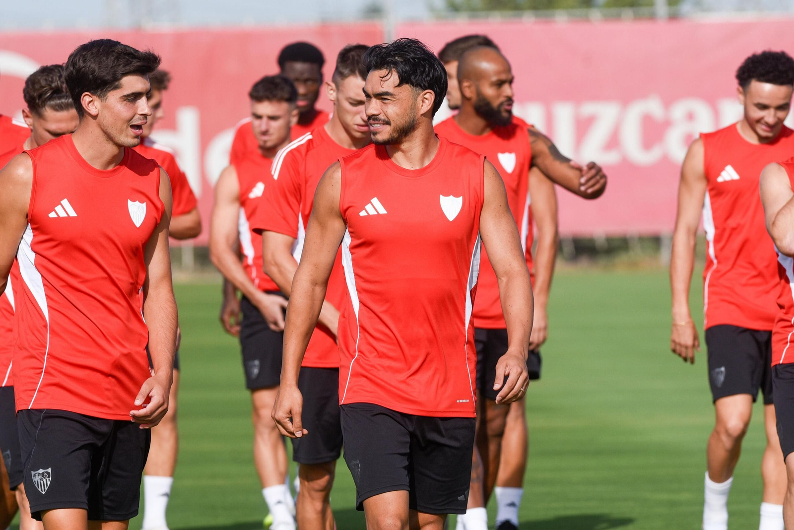 Juanlu conversa con Suazo, que debutará en Montilivi en el lateral izquierdo.