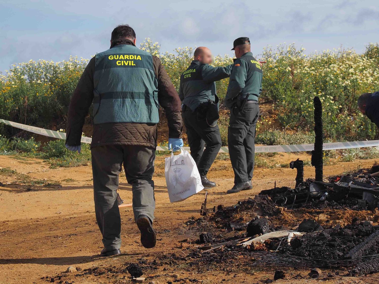 Imágenes del incendio que costó la vida a una persona en una chabola en Lepe