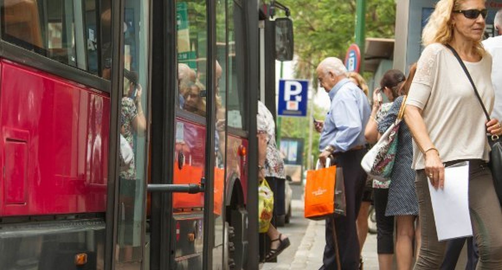 Un bonobús con un descuento del 50% para familias con rentas bajas