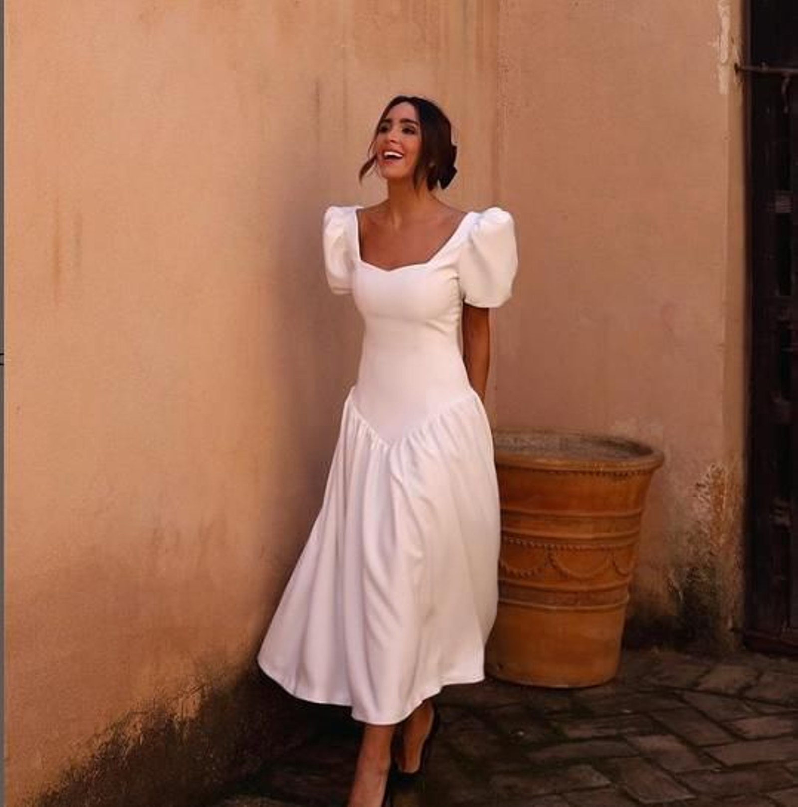 Vestido blanco con mangas globo de la nueva colecciñon de Rocío Osorno.