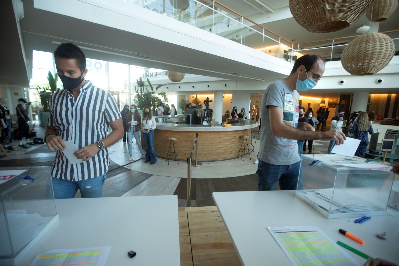 Trabajadores de Desigual votando.