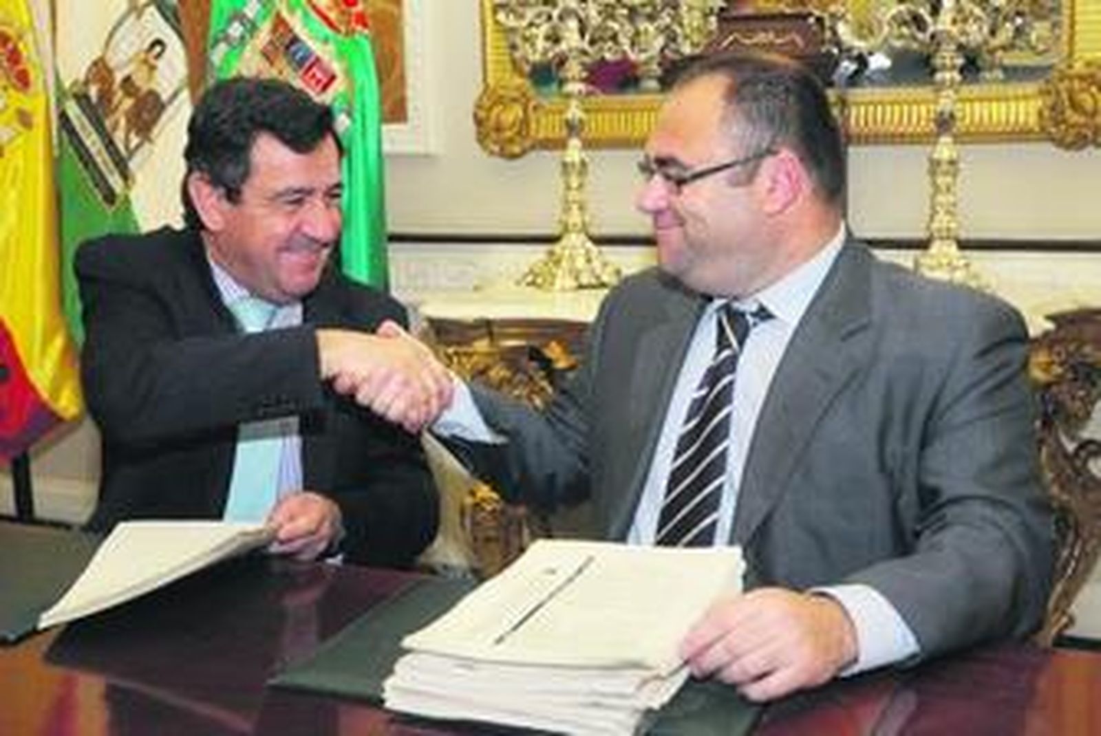 Loaiza estrecha la mano a uno de los responsables de las entidades bancarias.