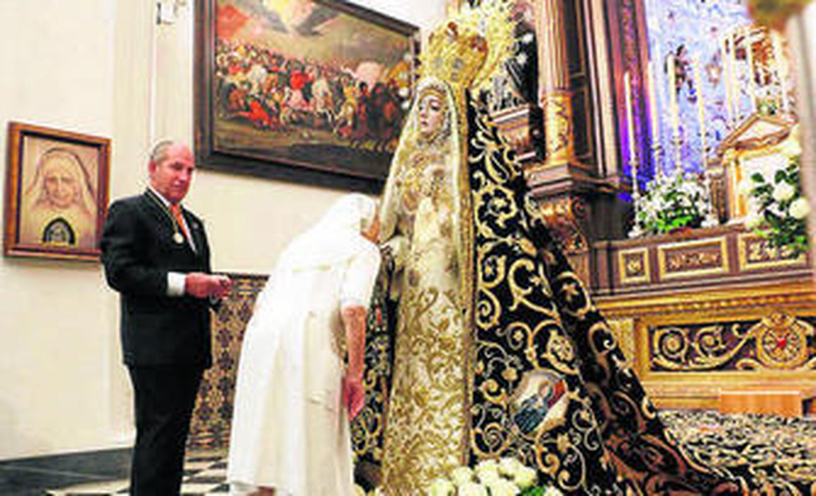 Una religiosa besa la imagen de la Señora de Córdoba.
