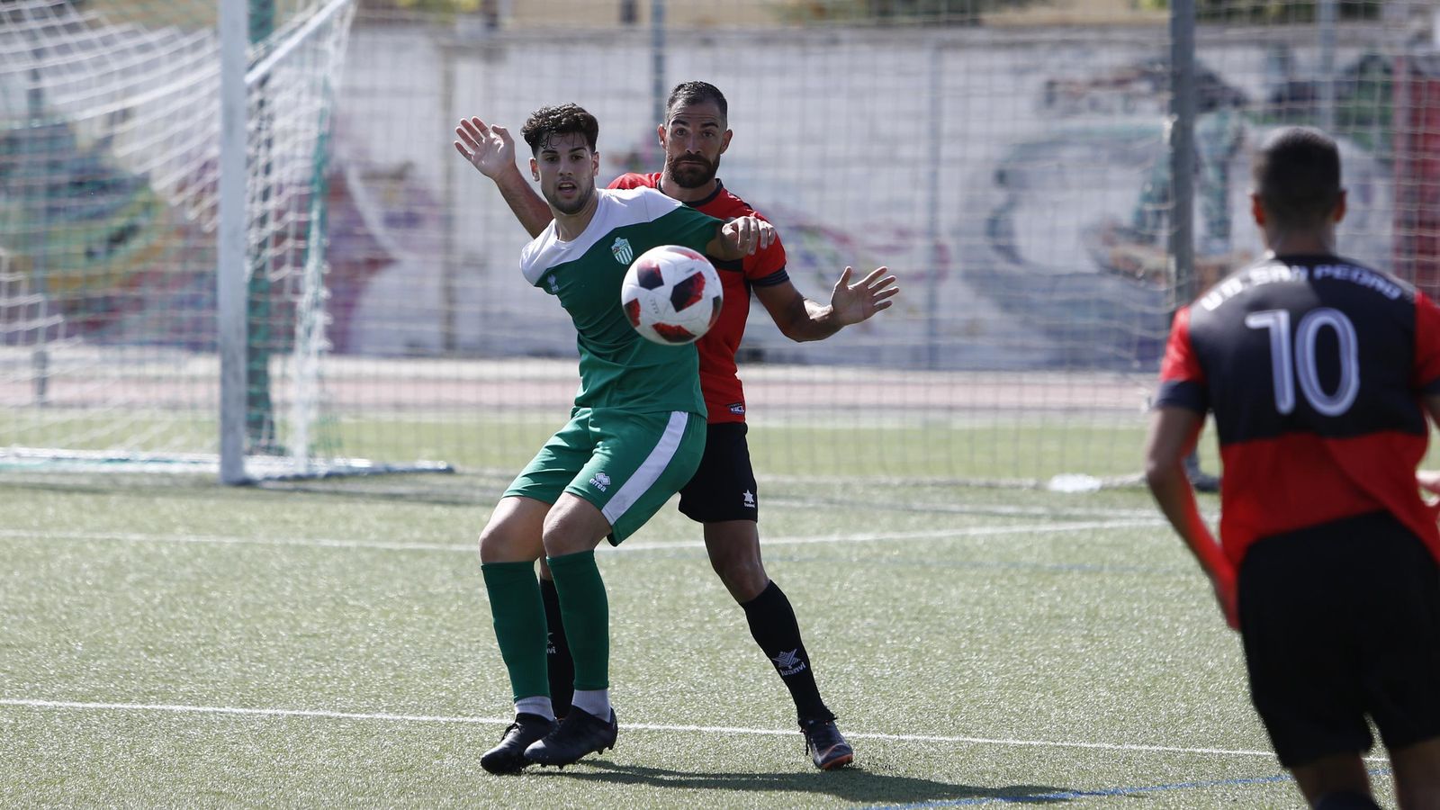 El Atarfe recibe al Huétor Vega en un duelo con mucho en juego.