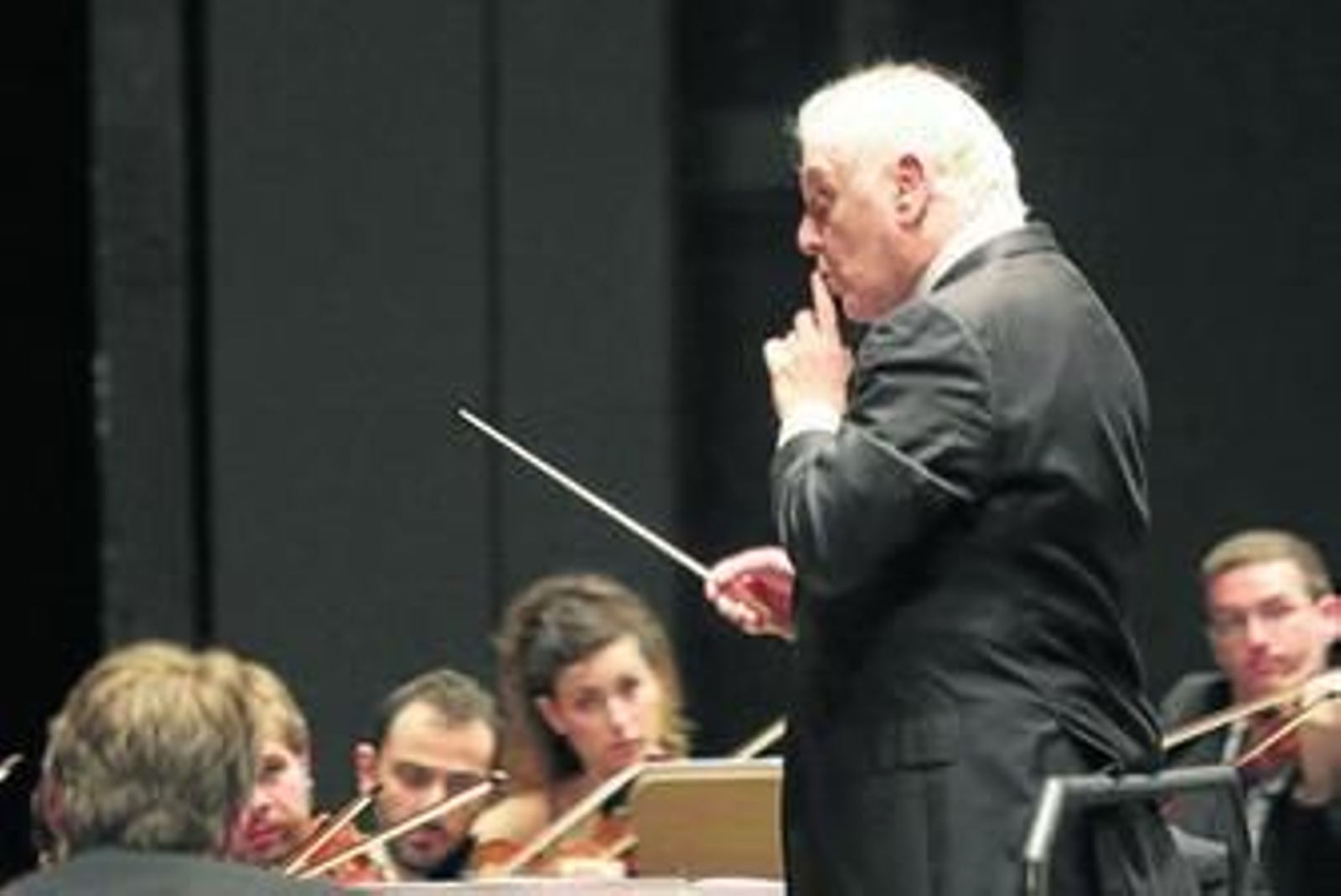 Un instante del concierto de la Orquesta West-Eastern Divan con Daniel Barenboim en el Teatro de la Maestranza.