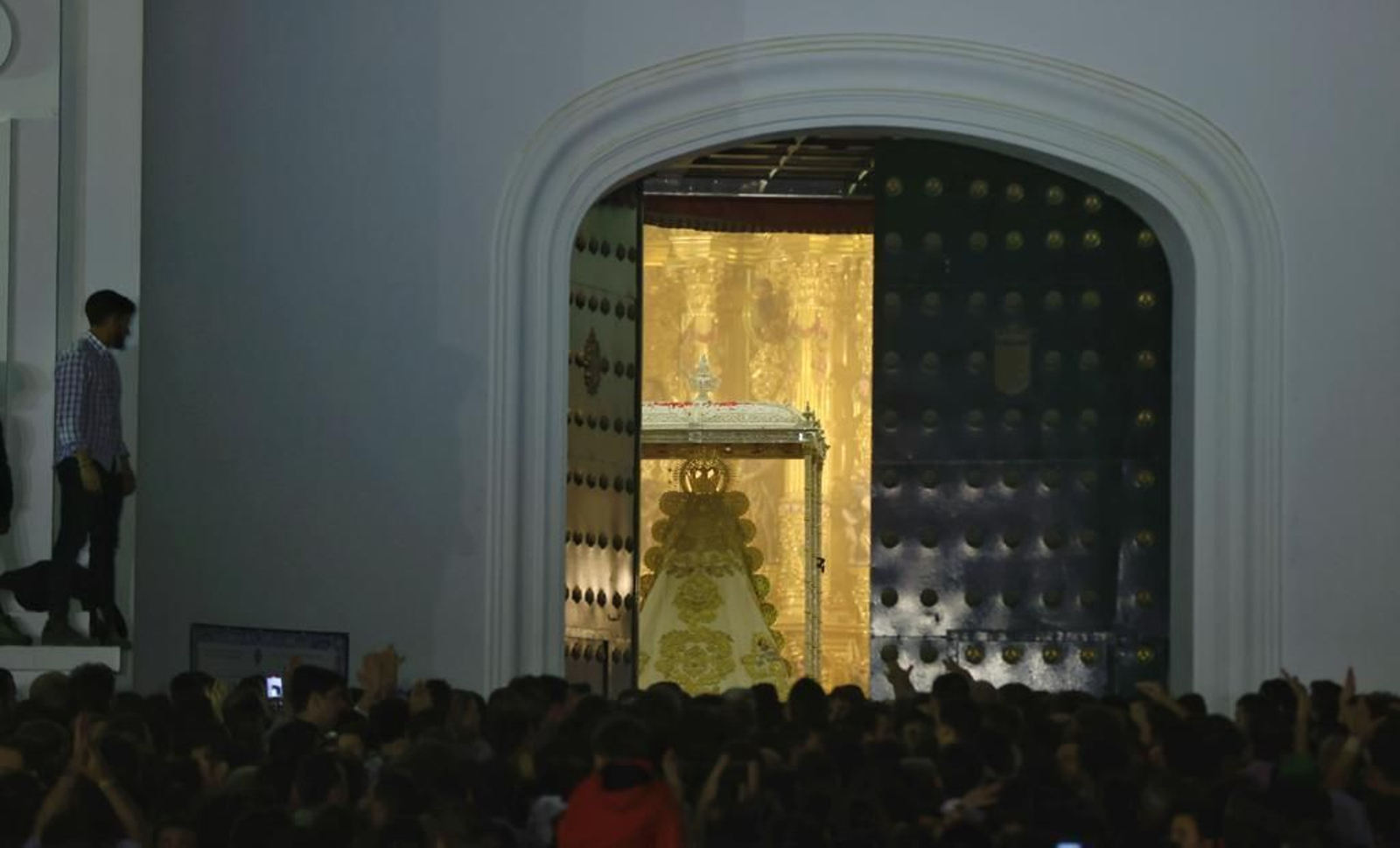 La Virgen del Rocío entra en el santuario tras romperse un banco del nuevo paso.