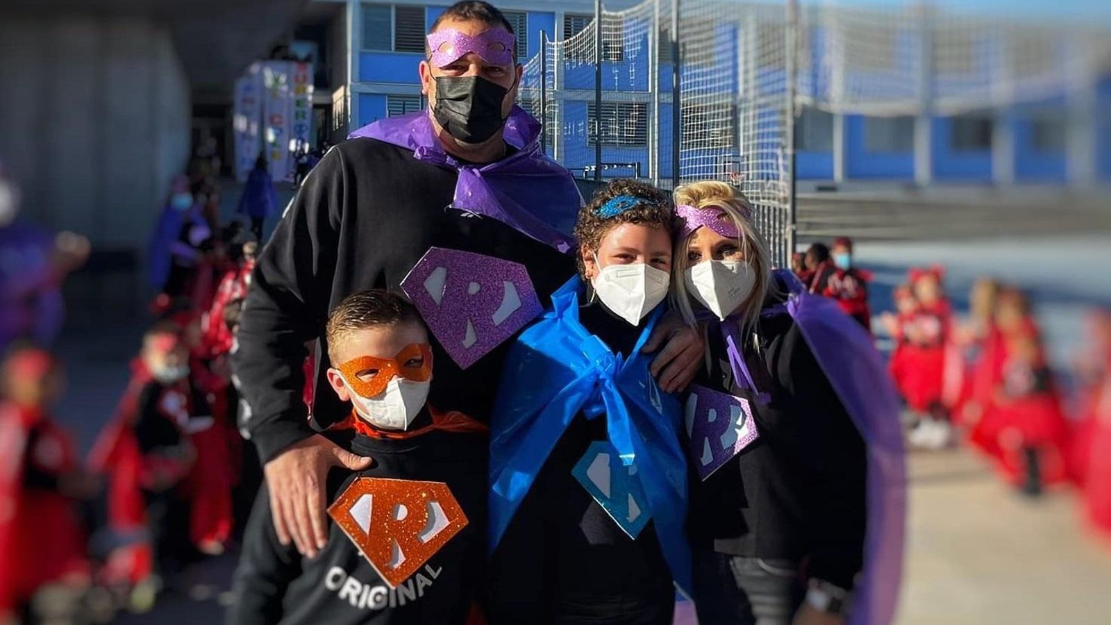 Rocío con su familia este viernes en el colegio de Turre.