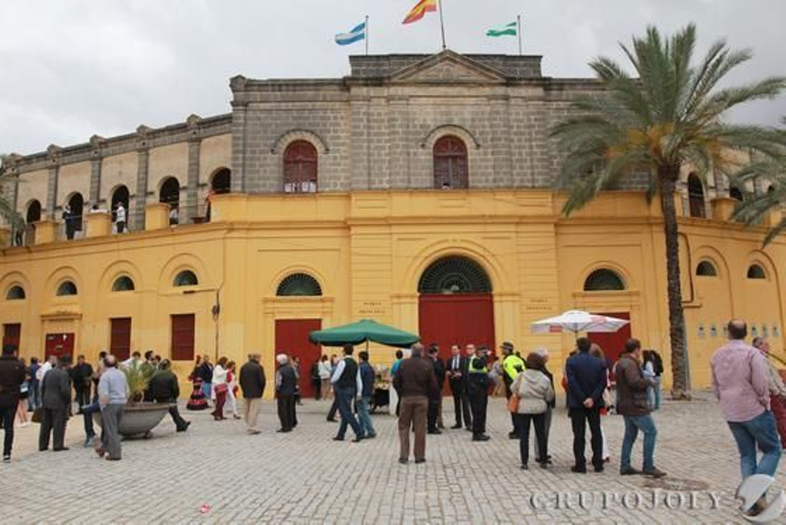 La explanada junto a la plaza, pocos instantes antes de que comenzara la corrida.

Foto: Jose Contreras