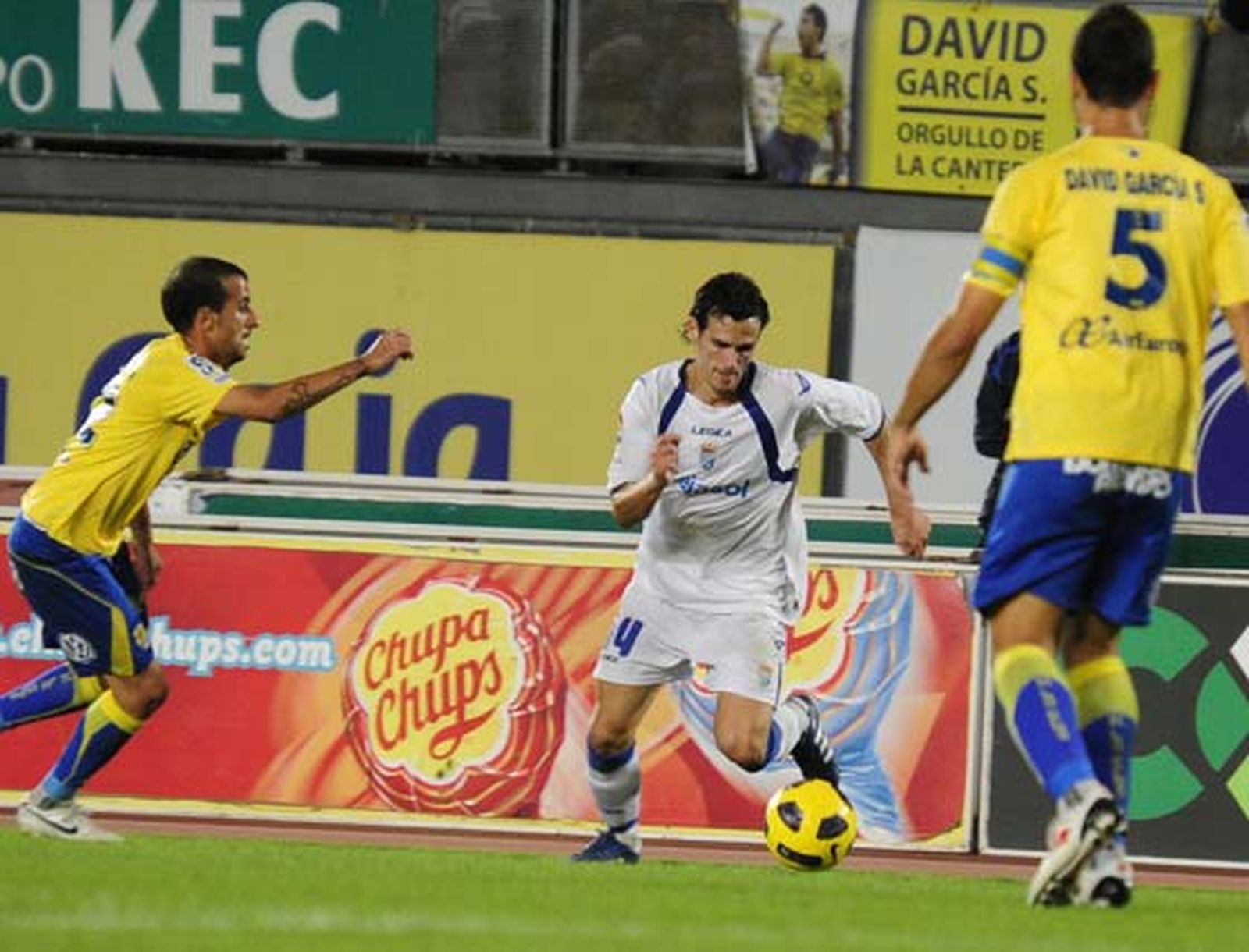 El Xerez da un golpe sobre la mesa y se impune al equipo local con merecimiento alcanzando así la zona de 'play-off' de ascenso. Los de Javi López fueron muy superiores durante todo el encuentro

Foto: LOF