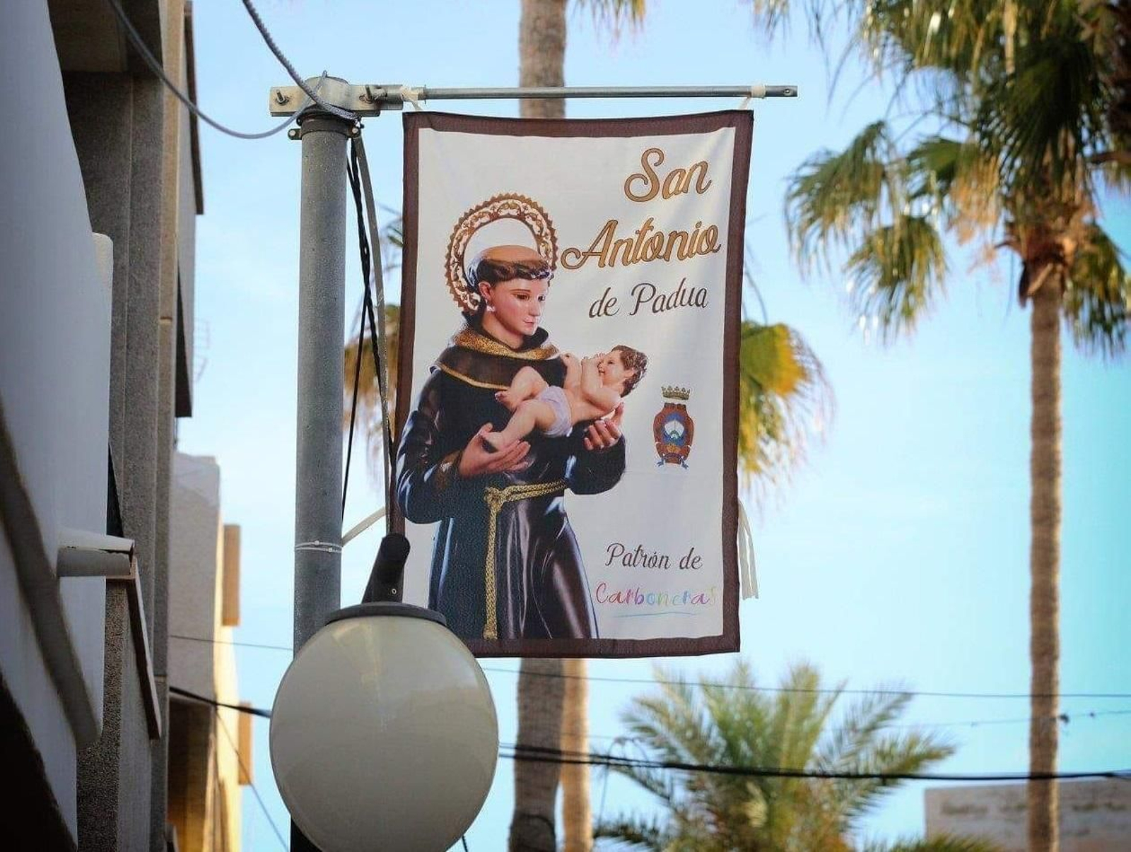 Las  calles de Carboneras ya está decoradas con banderines de San Antonio.