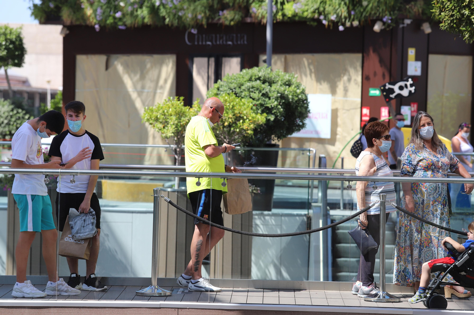 Imágenes de la apertura en la fase dos de la desescalada del centro comercial Holea en Huelva