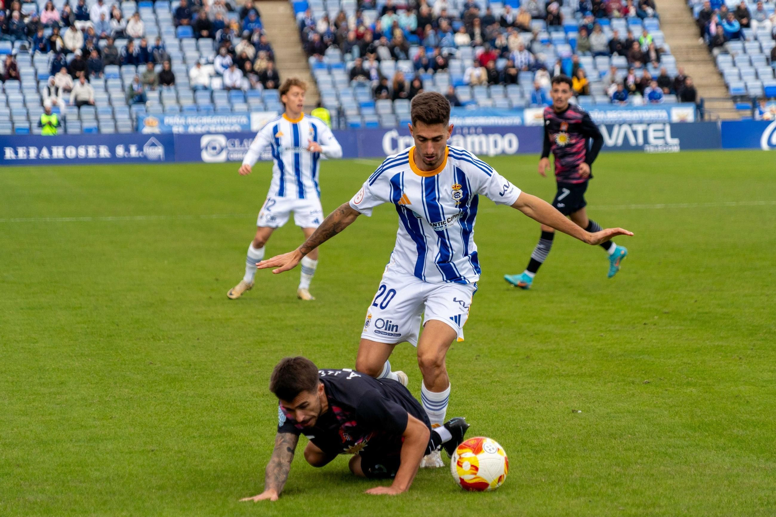 Mario da Costa presiona a un jugador del Águilas.