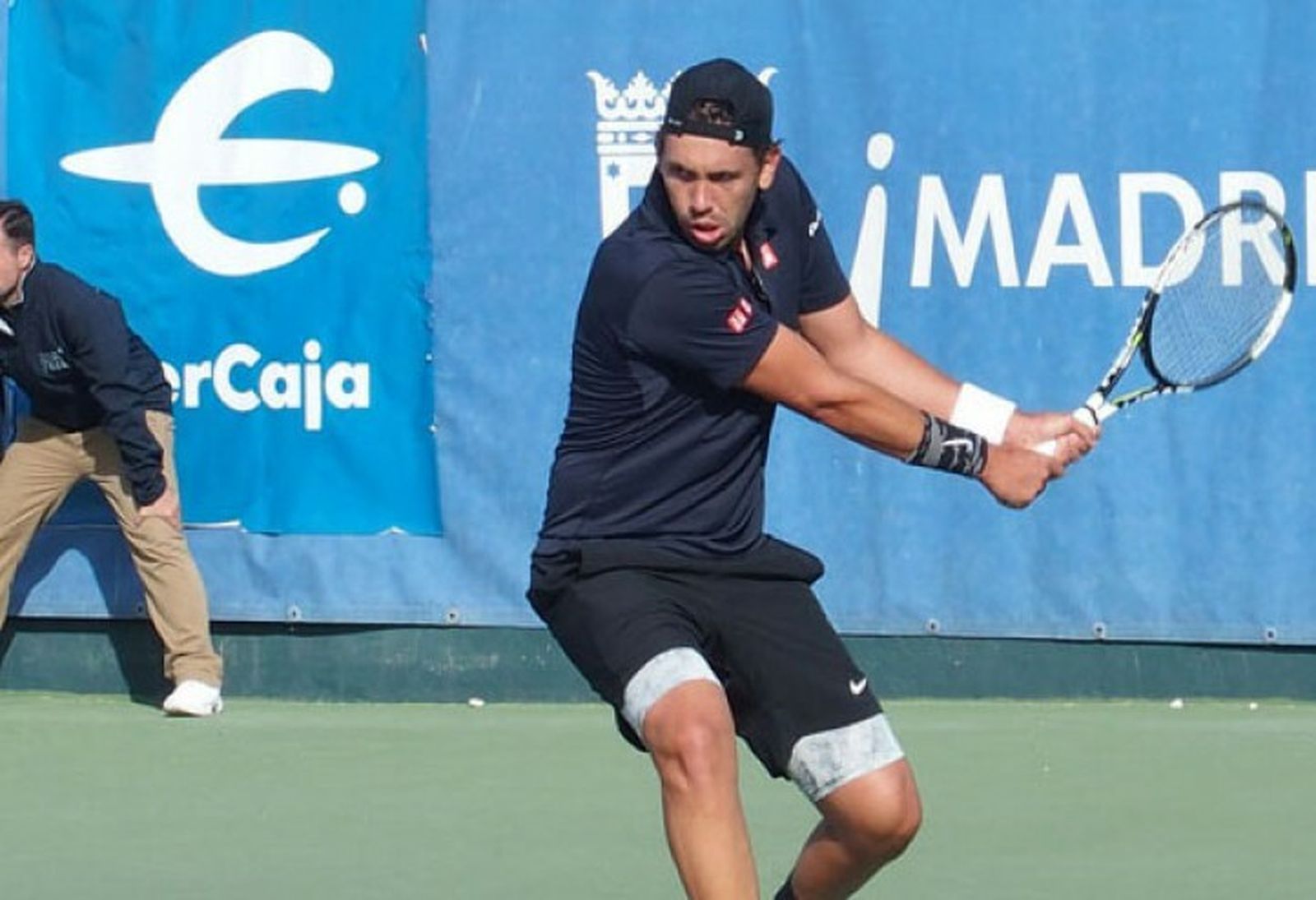 Carlos Gómez-Herrera golpea de revés.