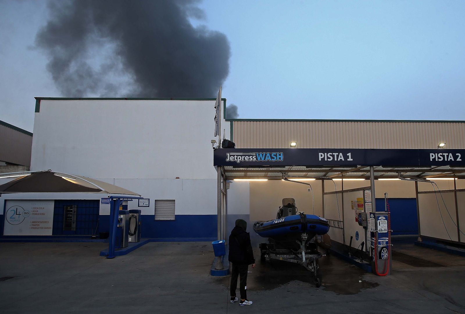 Imágenes del incendio de la nave de pinturas del polígono industrial Zabal Bajo en La Línea