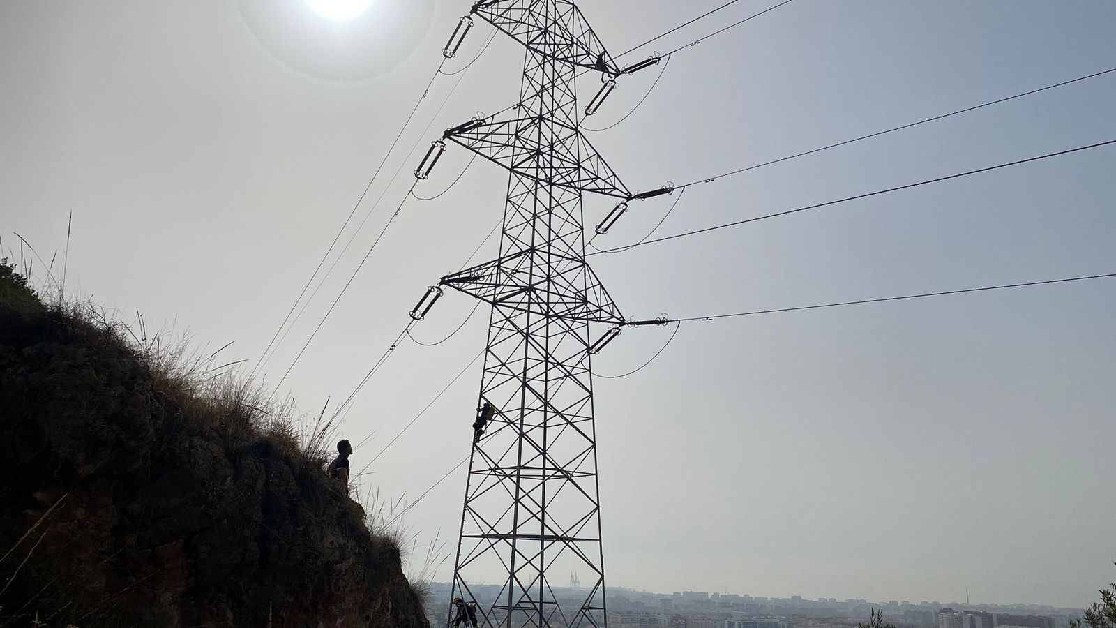 Los bomberos en el ascenso hacia la persona que ya ha sido rescatada.
