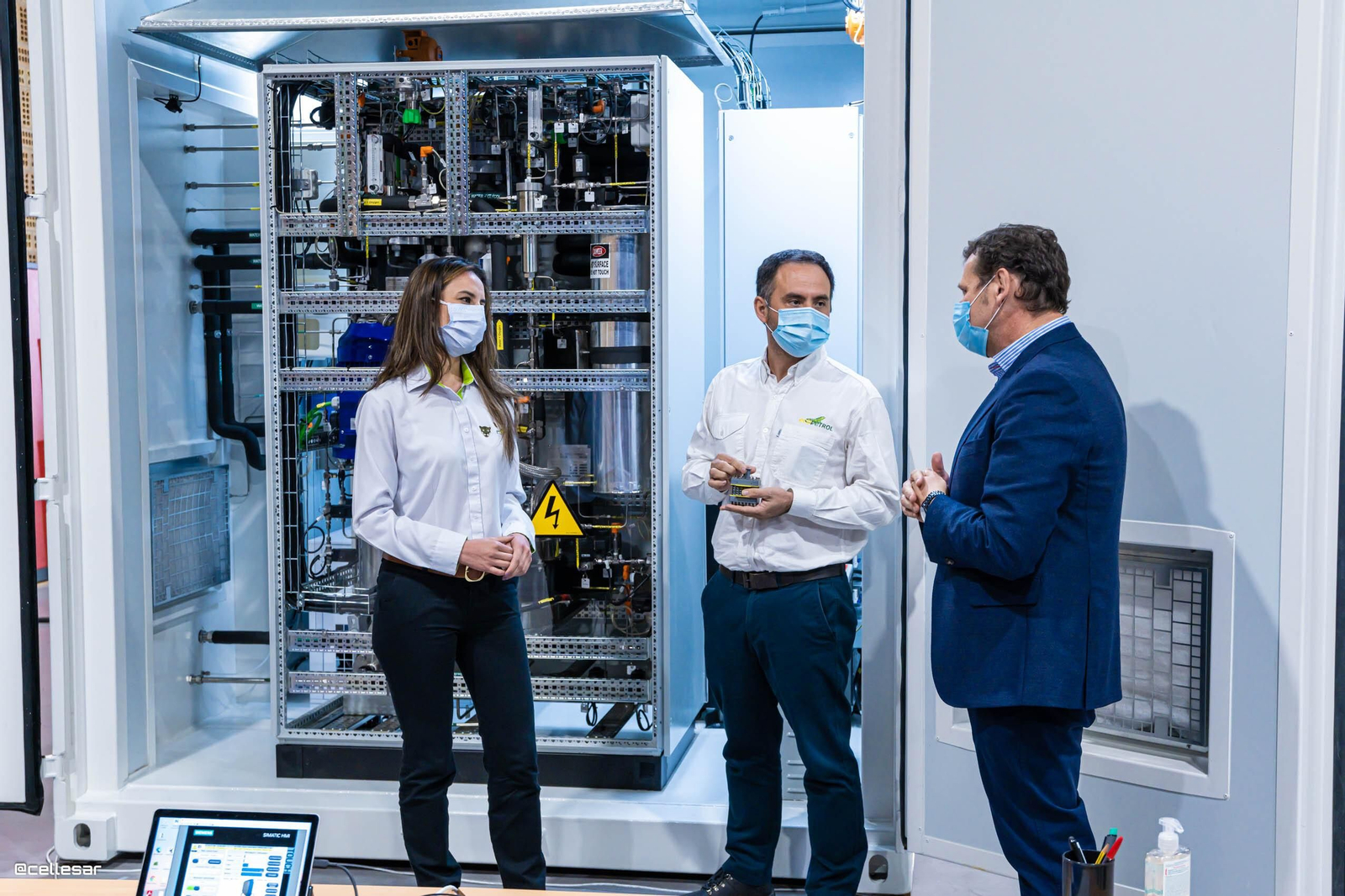 Yeimy Báez, Ernesto Gutiérrez, de Ecopetrol, y Florencio Ferrera, CEO de  H2B2.