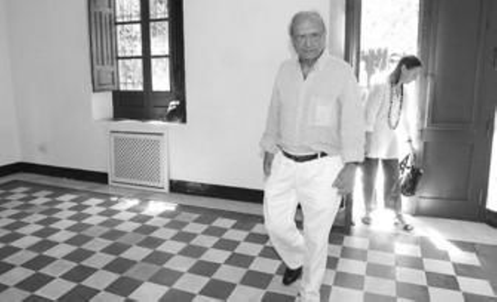 Pere Portabella entra en la casa de veraneo de Lorca, ahora vacía tras el desahucio grabado en su película.