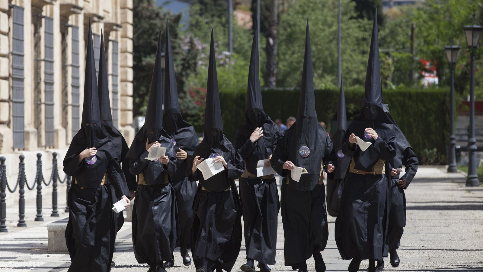 Nazarenos de la Hermandad de los Estudiantes.