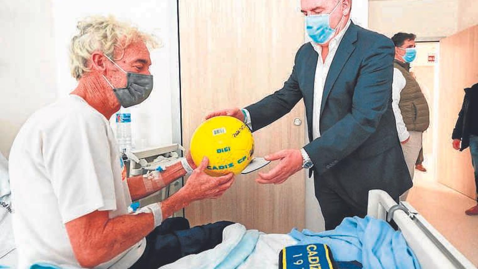 El presidente del Cádiz regala un balón a uno de los pacientes de San Rafael. El presidente del Cádiz regala un balón a uno de los pacientes de San Rafael.