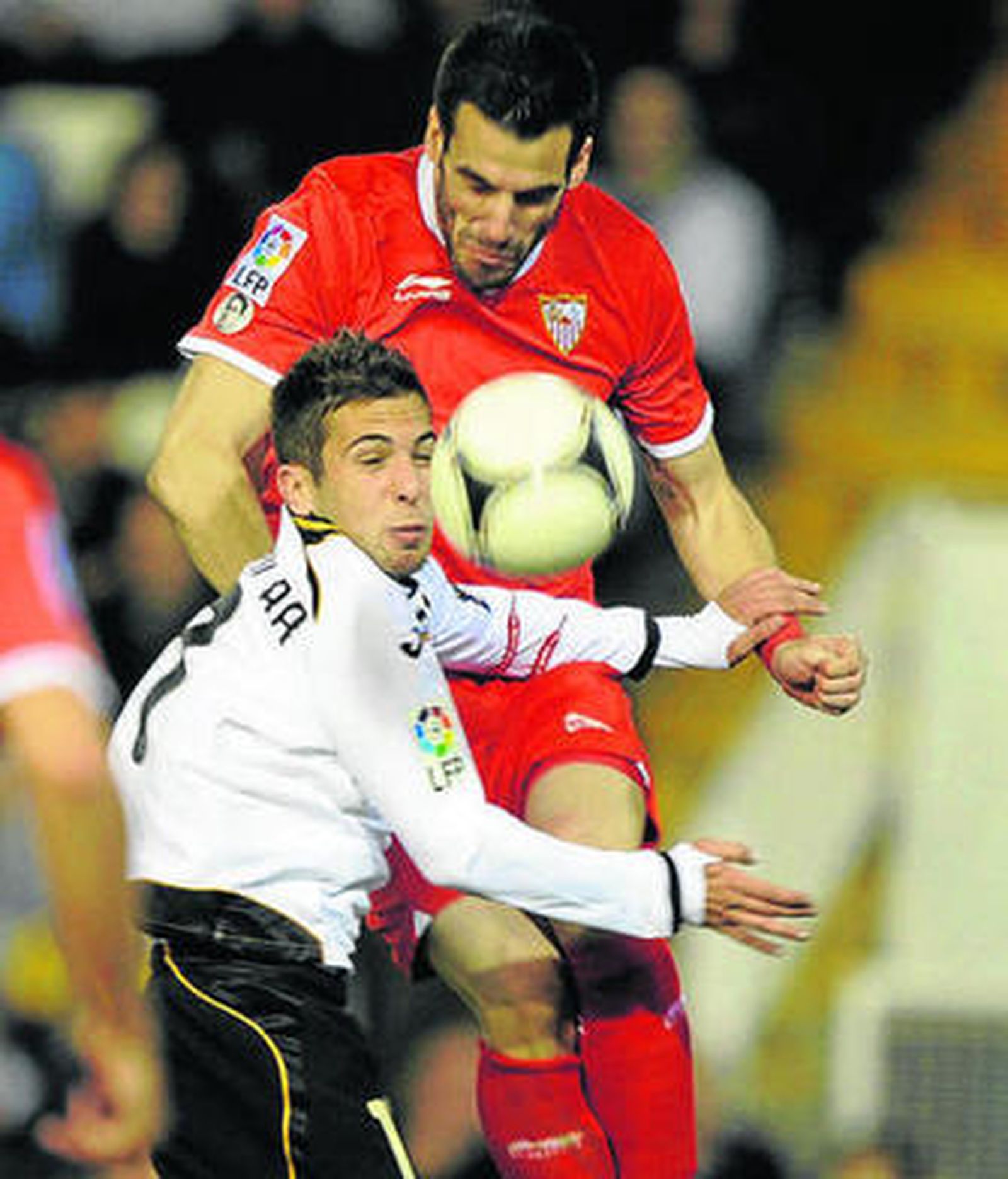 Jordi Alba y Negredo chocan en la pugna por el balón.