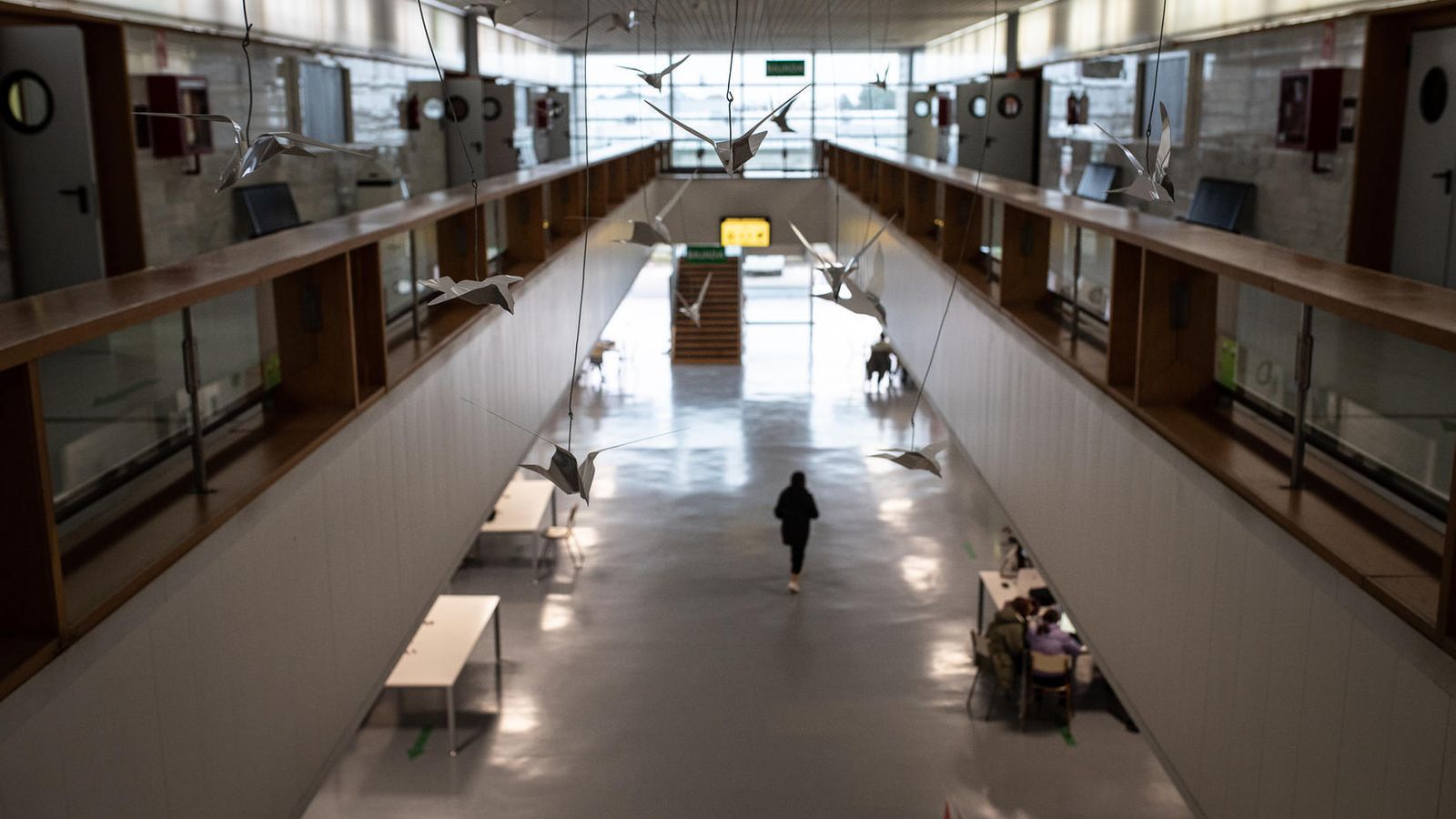 Interior del Aulario Paulo Freire, con nuevo mobiliario y la escultura de Jaime Zarandieta.