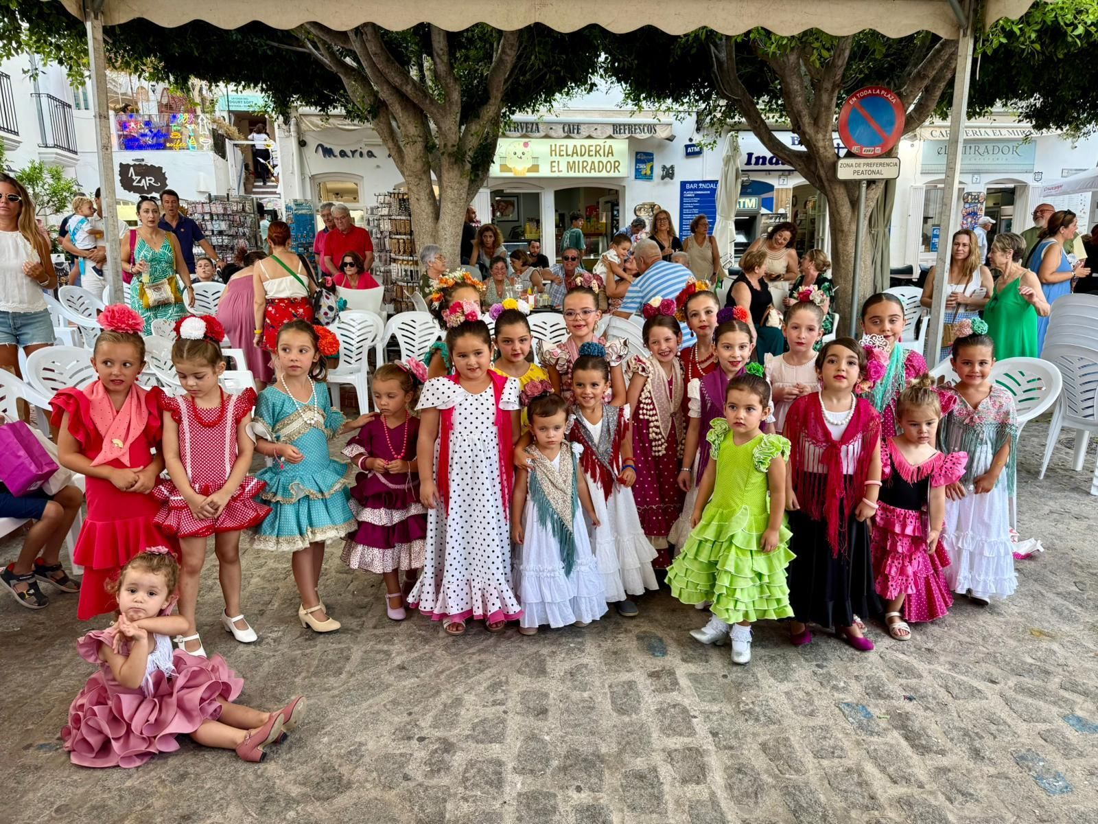 El color y la alegría han brillado este sábado en Mojácar.