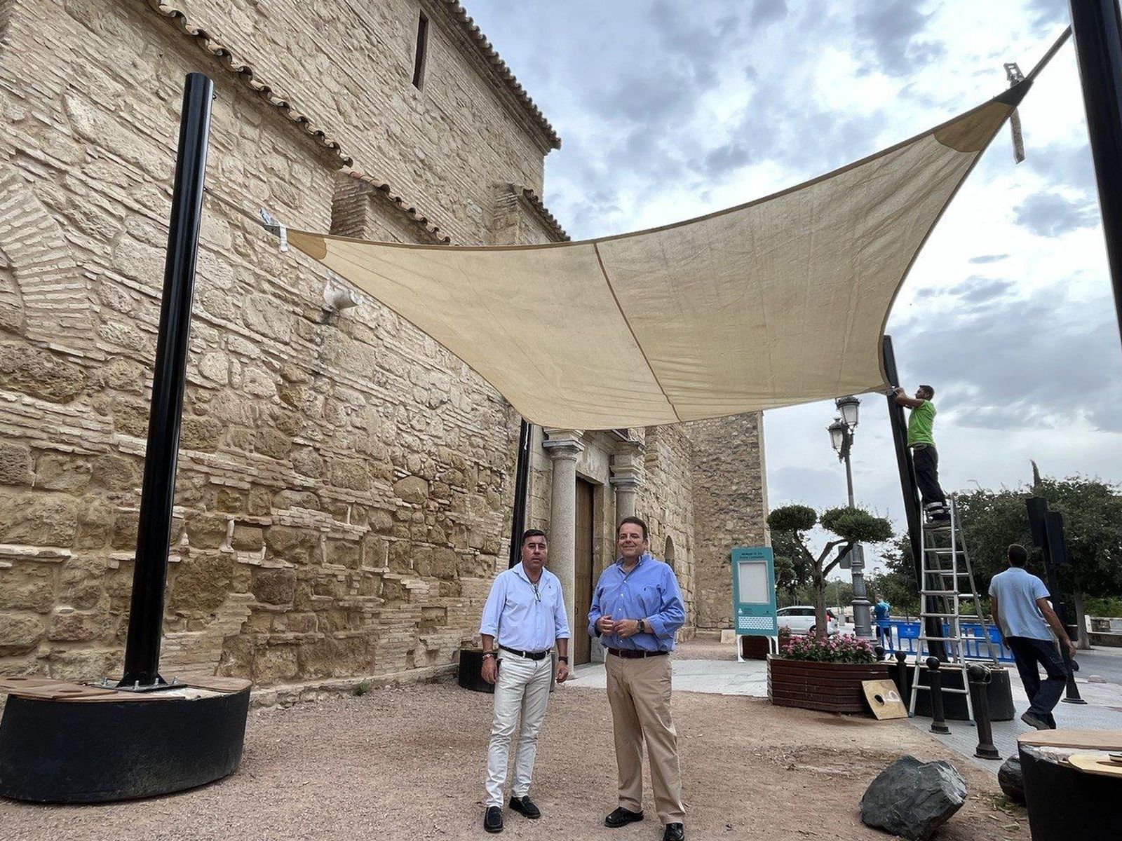 Miguel Ruiz Madruga y Julián Urbano presentan el toldo a la entrada del Alcázar.