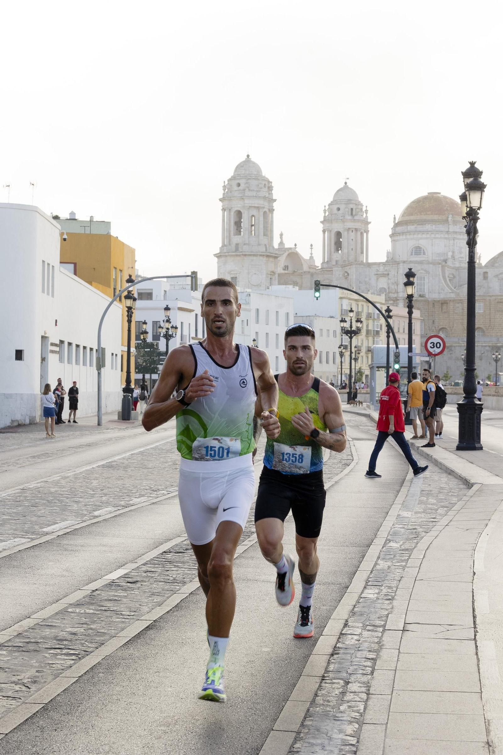 Búscate en las imágenes de la I media maratón Ciudad de Cádiz