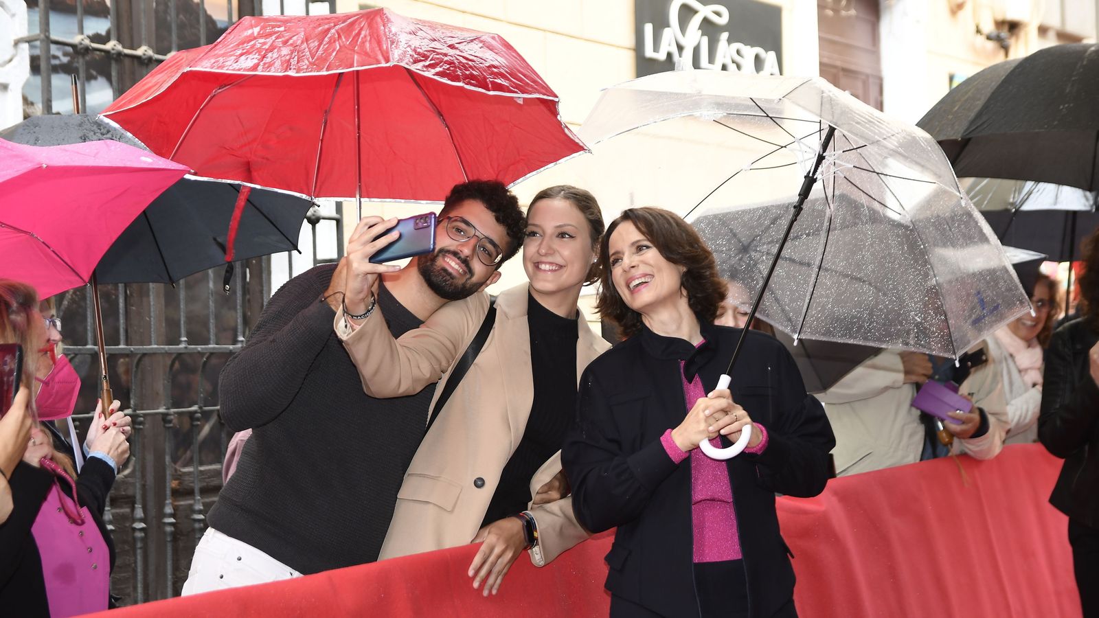 Aitana haciéndose un selfie junto a varios fans.