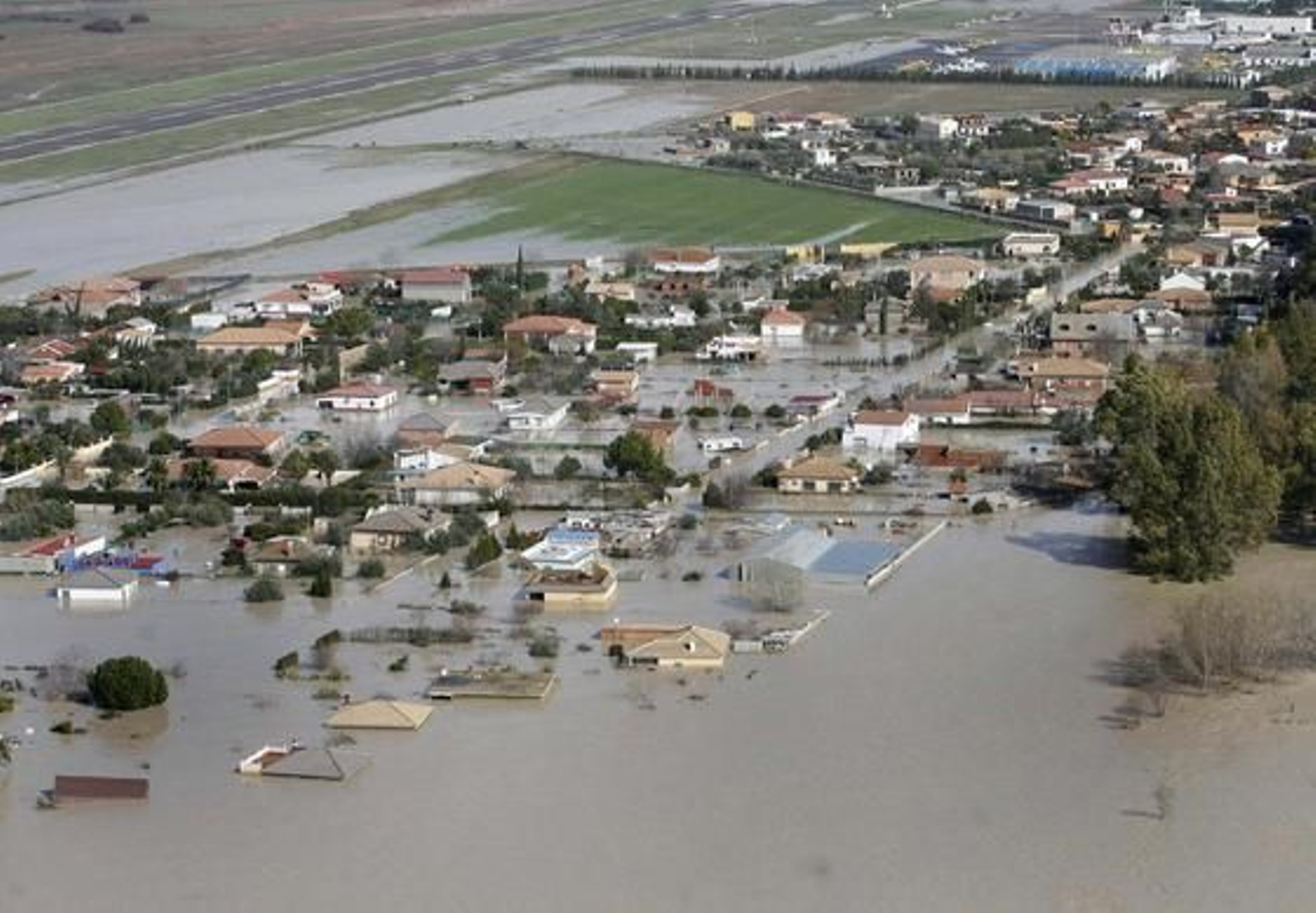 Vista aérea del cauce del río Guadalquivir desbordado a su paso por la zona del aeropuerto, la urbanización Altea y Córdoba. / José Martínez