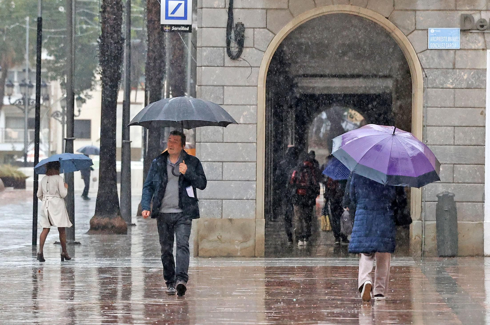 Imágenes de una mañana lluviosa en la capital