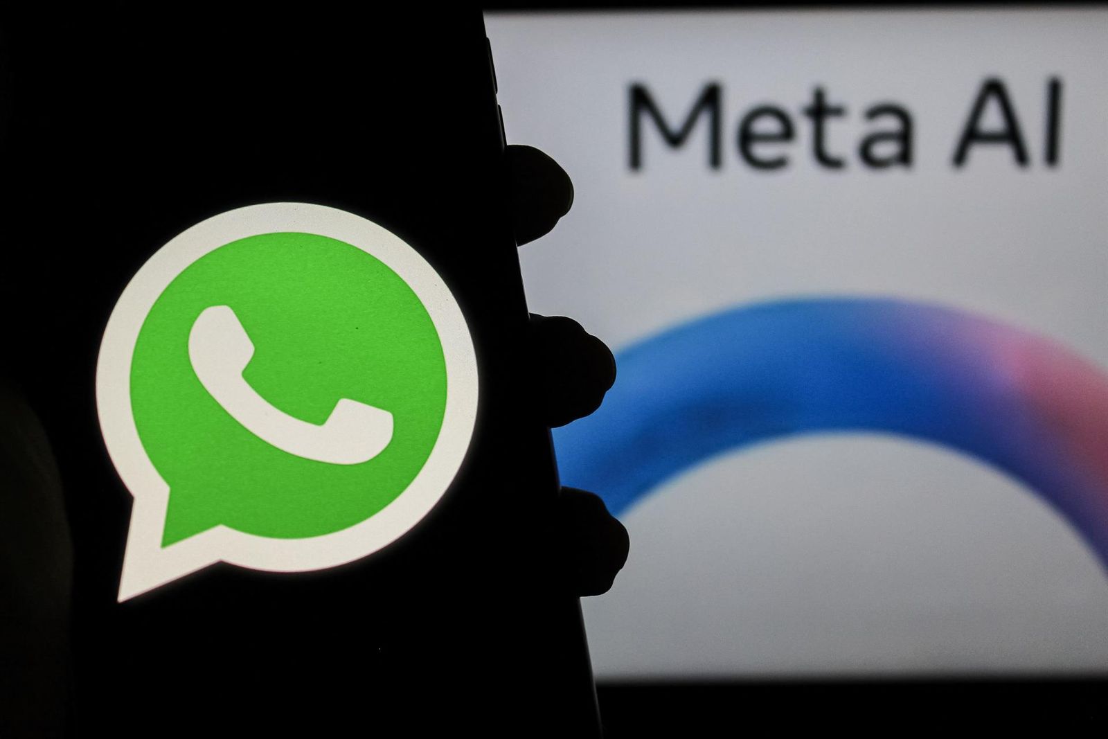 Logo de la herramienta de mensajería instantánea 'WhatsApp' instalada en un dispositivo que también ofrece servicios de IA de Meta.