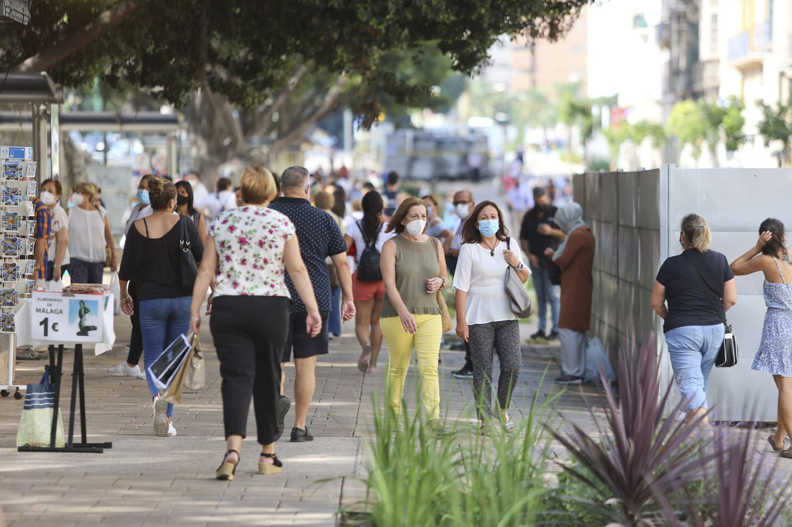 Decenas de personas pasean por la Alameda Principal de Málaga.